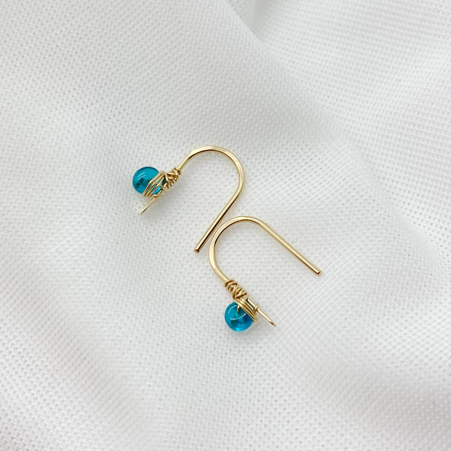 Kleine 14K gold filled oorbellen met Apatiet