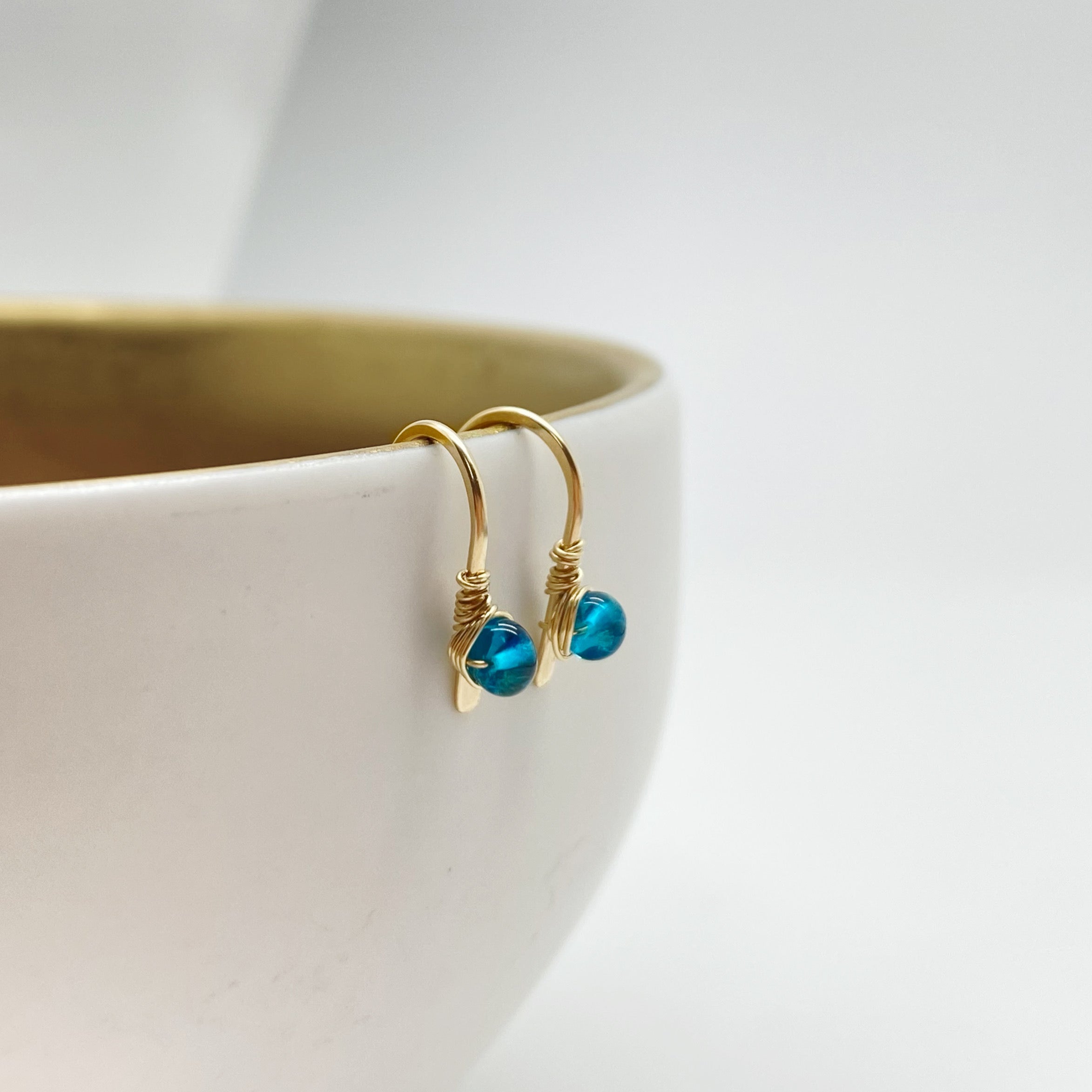 Kleine 14K gold filled oorbellen met Apatiet