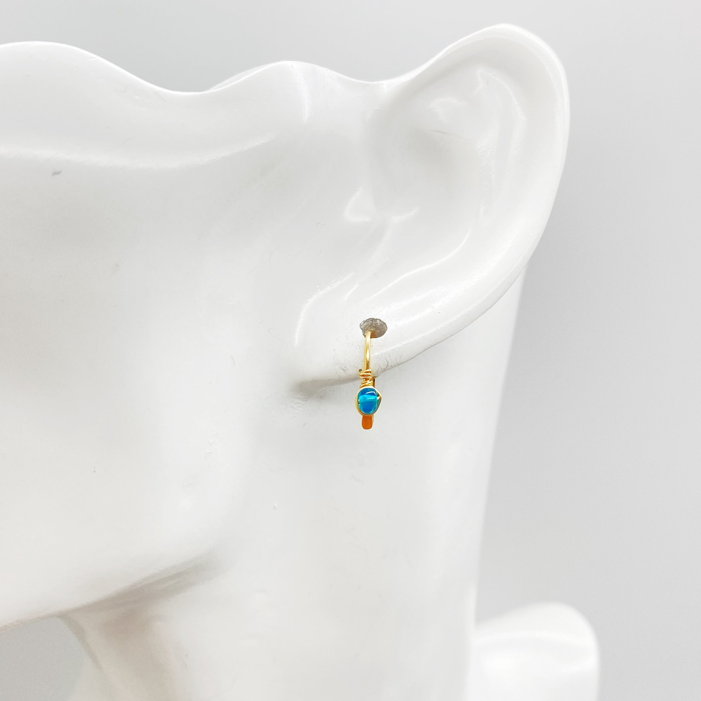 Kleine 14K gold filled oorbellen met Apatiet