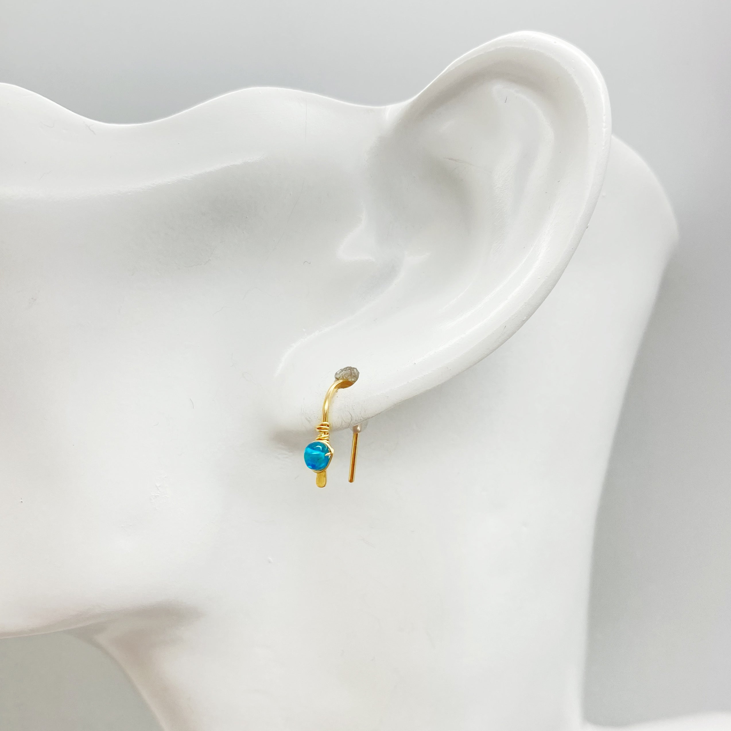 Kleine 14K gold filled oorbellen met Apatiet