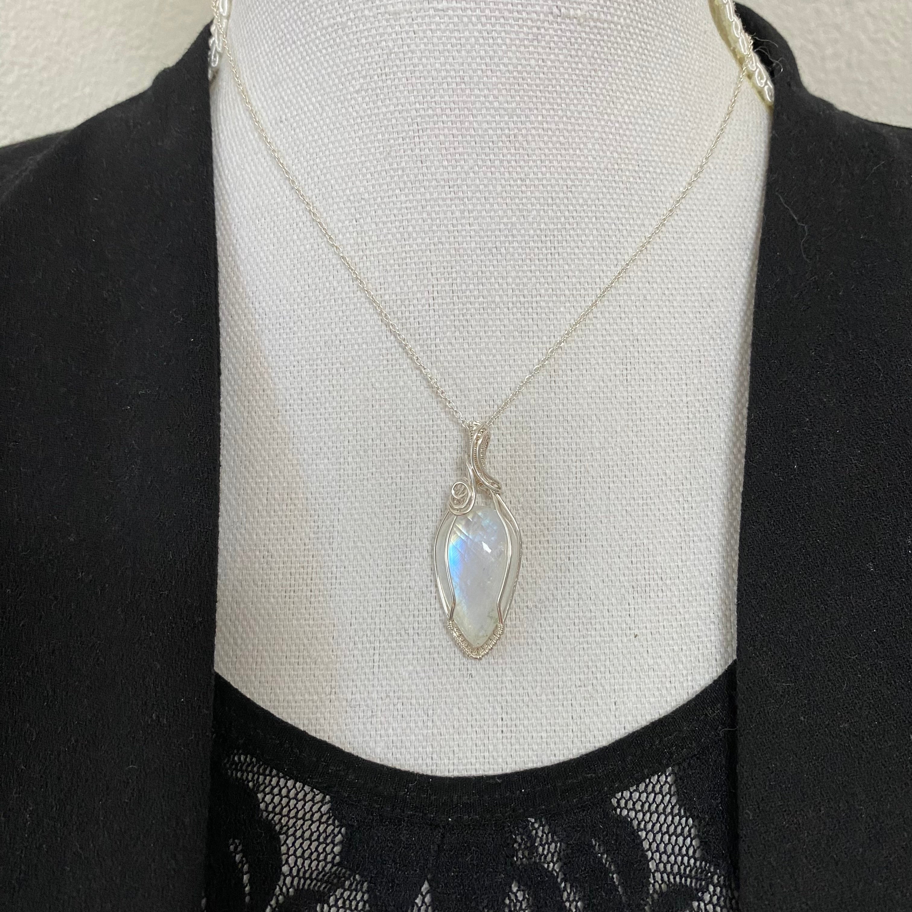 Zilveren Wirewrap Hanger Met Regenboog Maansteen