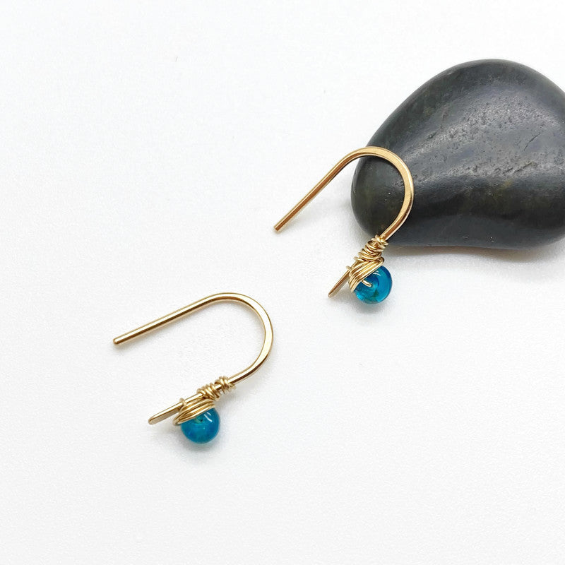 Kleine 14K gold filled oorbellen met Apatiet