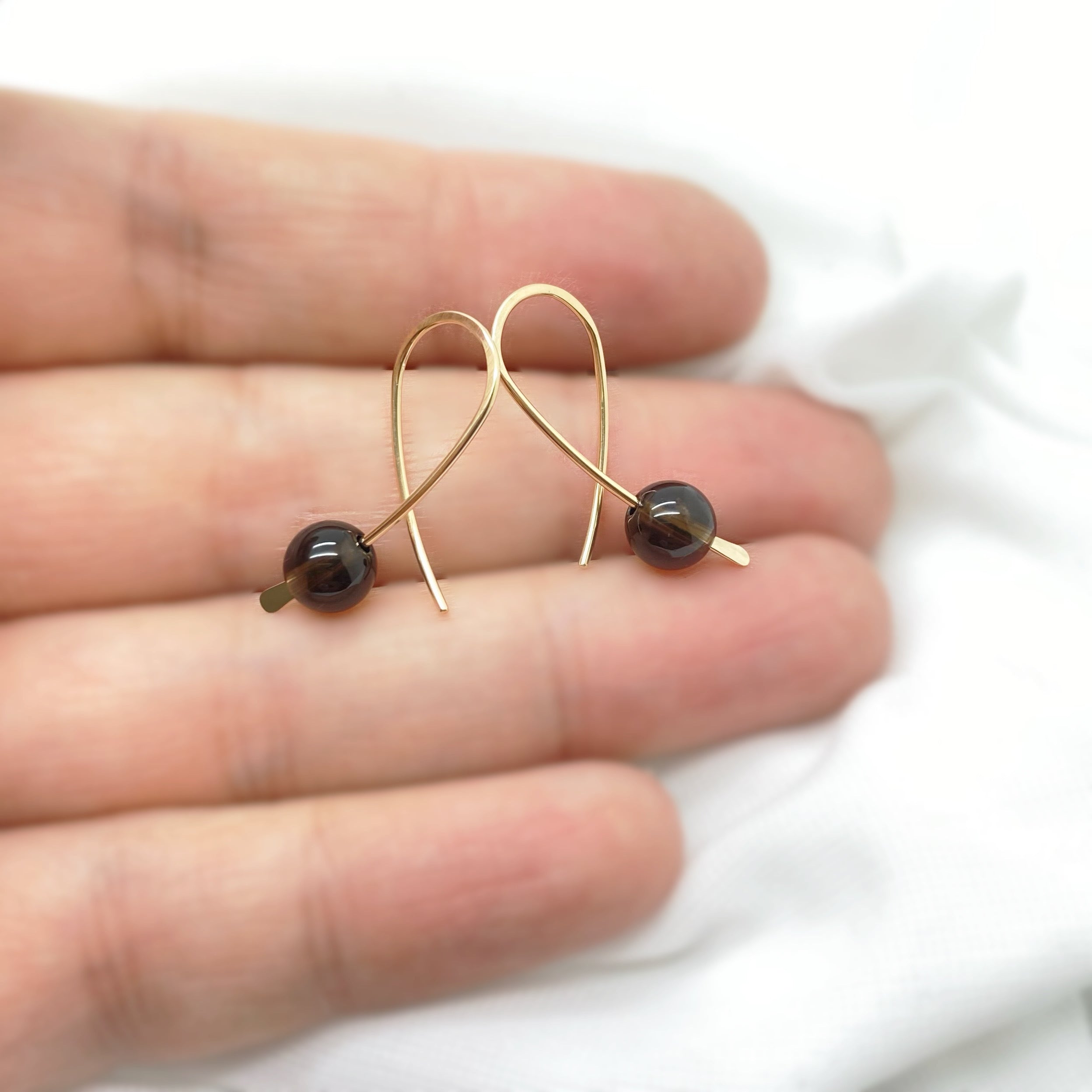 Kleine 14k gold filled confetti oorbellen met Rookkwarts
