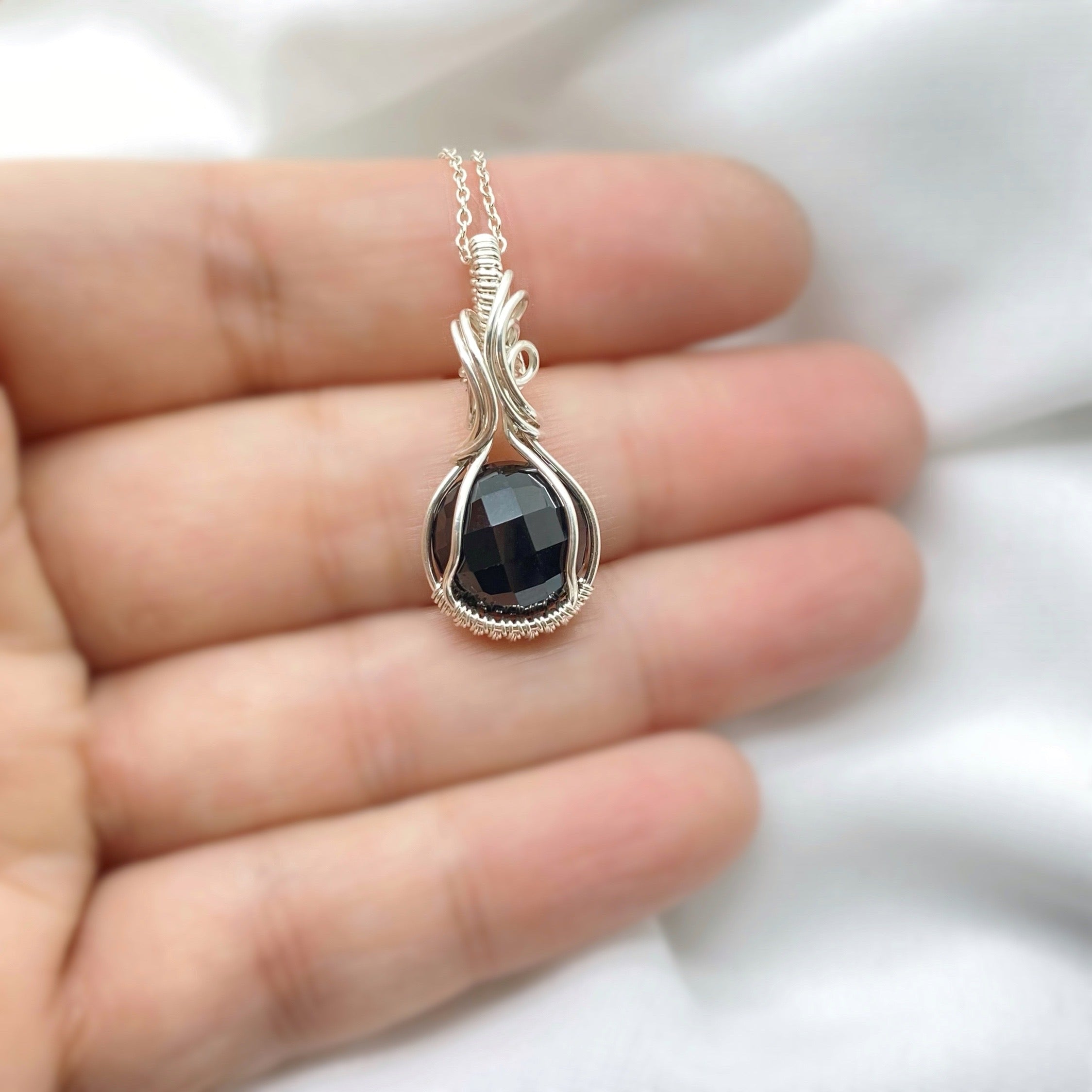 Sterling zilveren wire wrap hanger met zwarte Spinel