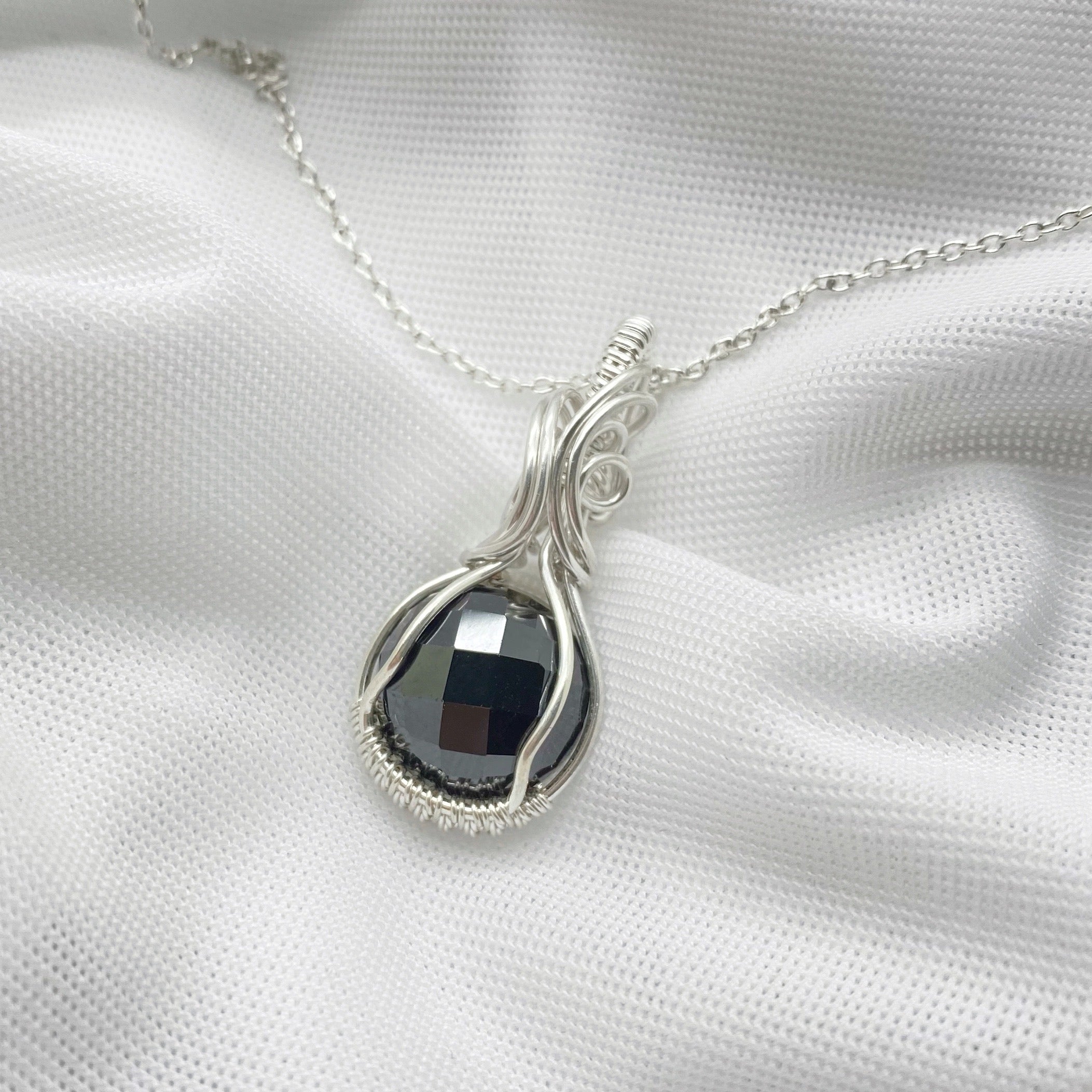 Sterling zilveren wire wrap hanger met zwarte Spinel