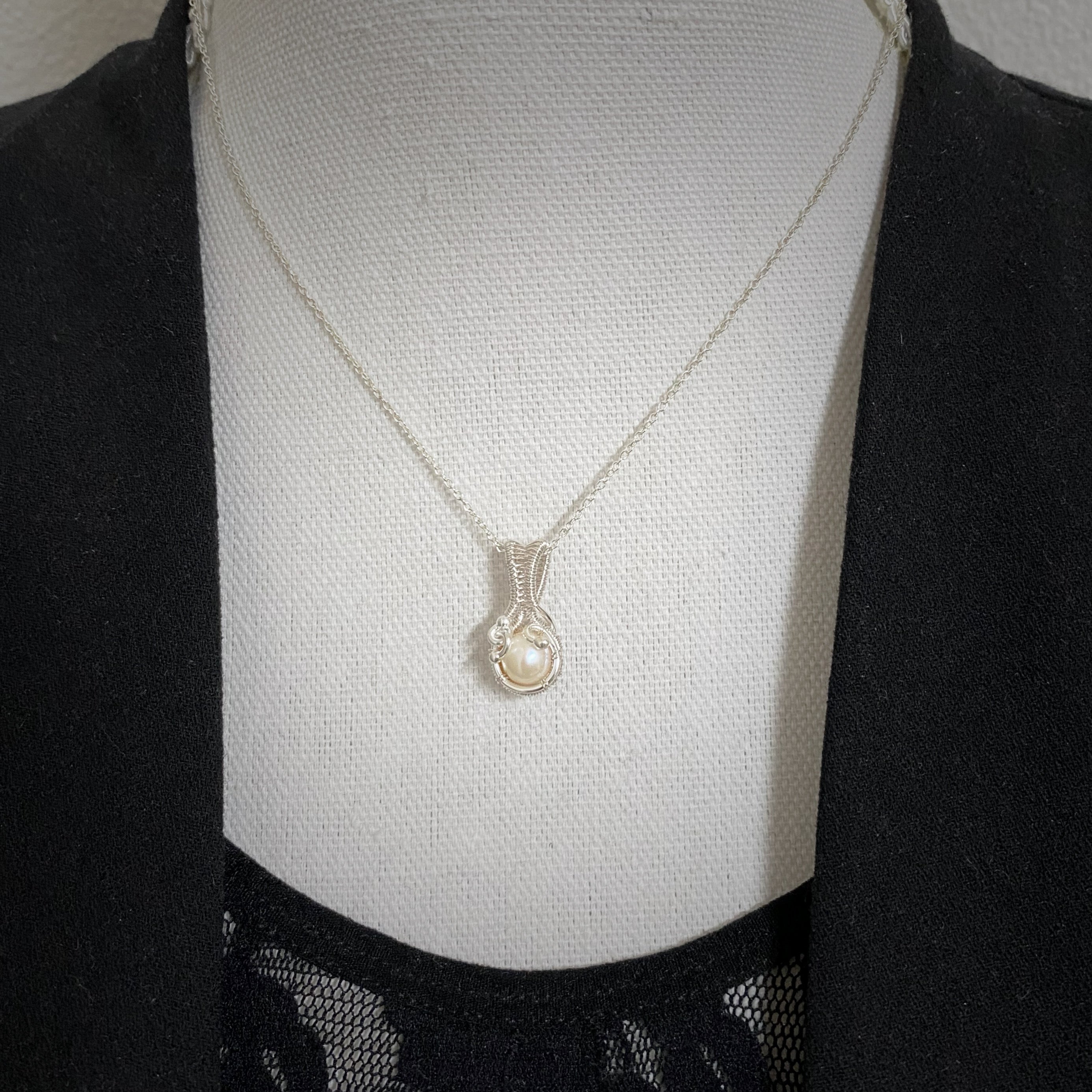 Zilveren dubbelzijdige wire wrap hanger met Zoetwaterparel