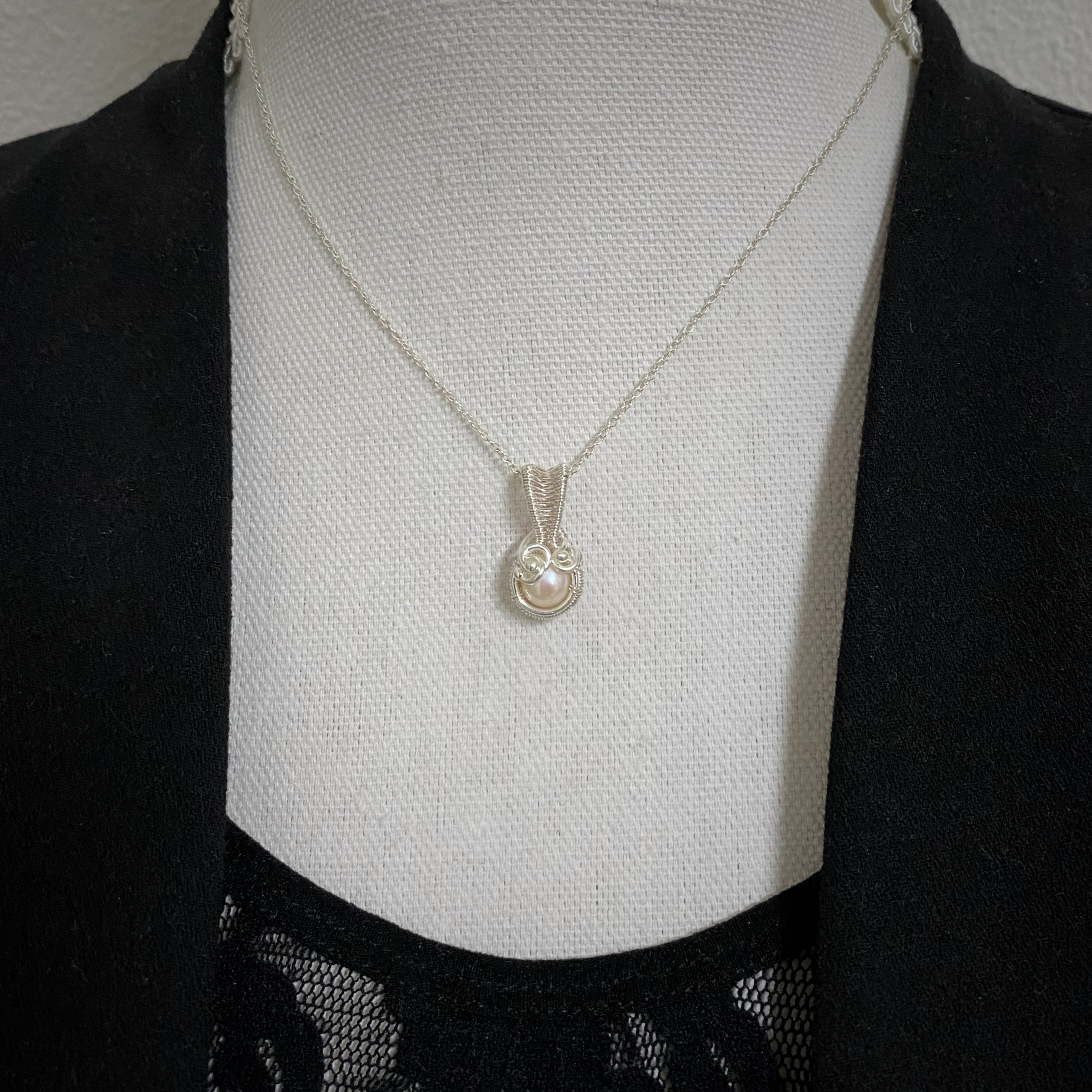 Zilveren dubbelzijdige wire wrap hanger met Zoetwaterparel