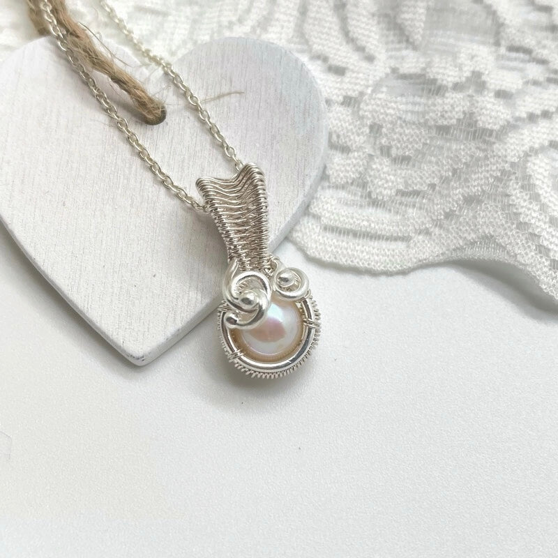 Zilveren dubbelzijdige wire wrap hanger met Zoetwaterparel