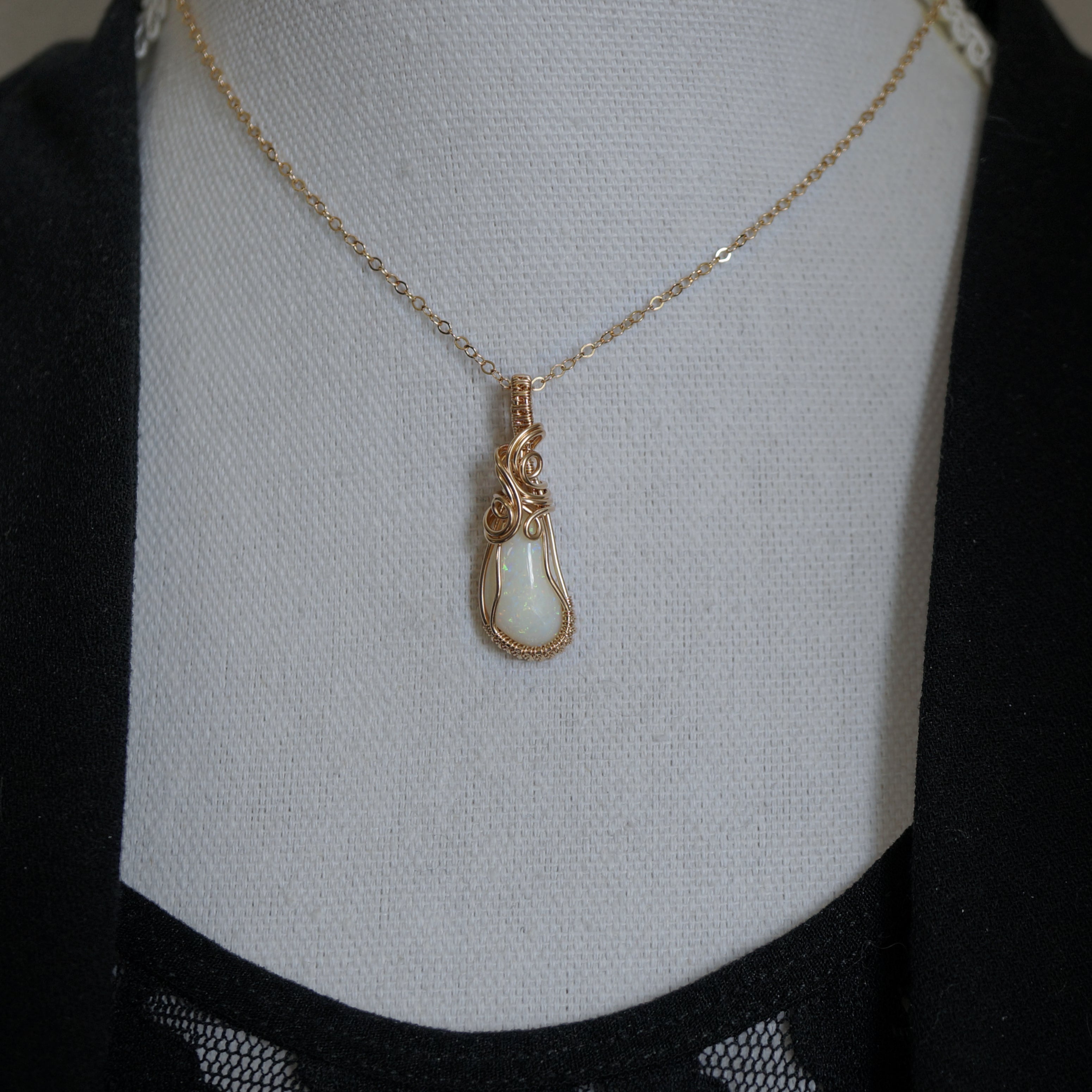 Handgemaakt 14K Gold Filled Wire Wrap Hanger met Australische Opaal