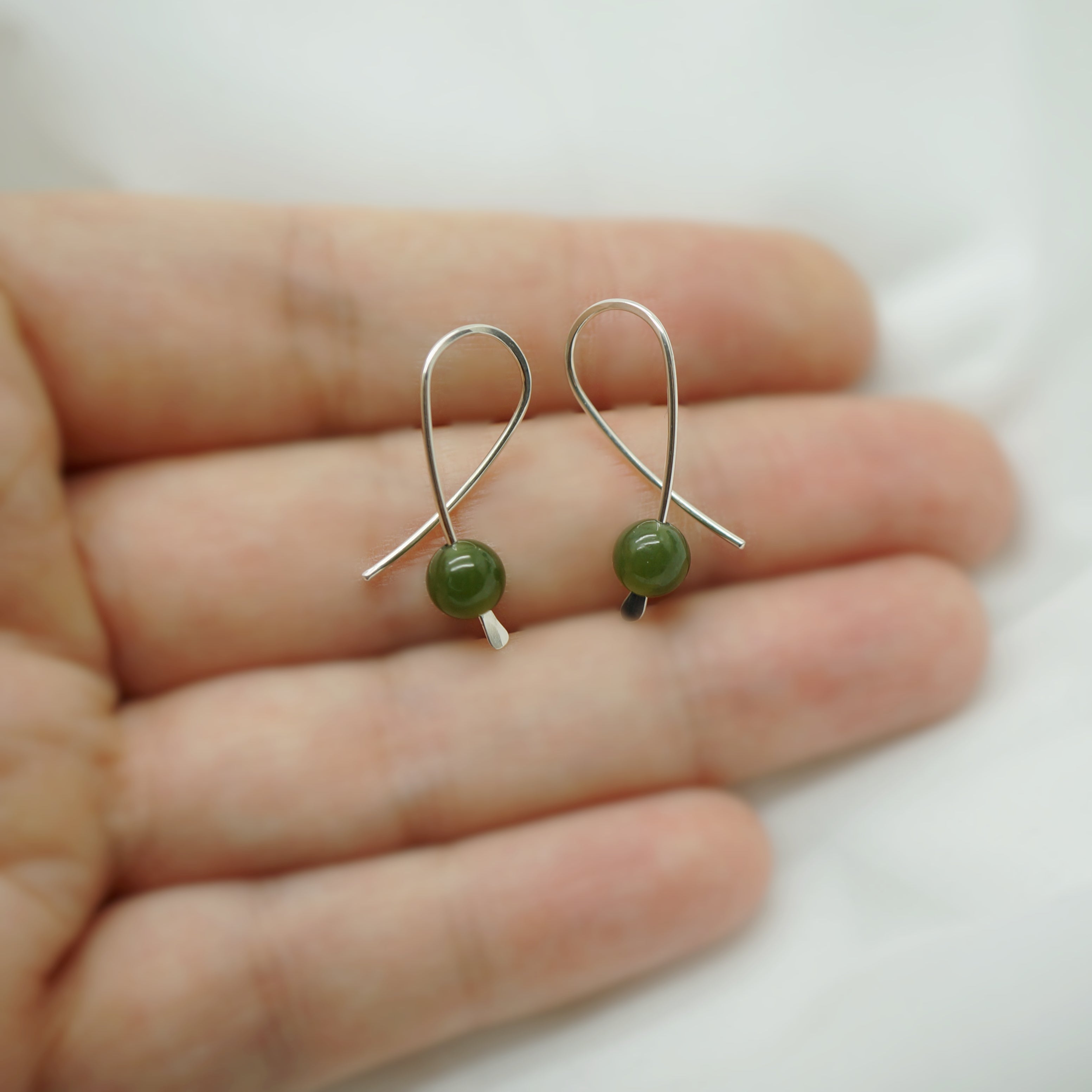 Kleine zilveren confetti oorbellen met groene Nefriet Jade