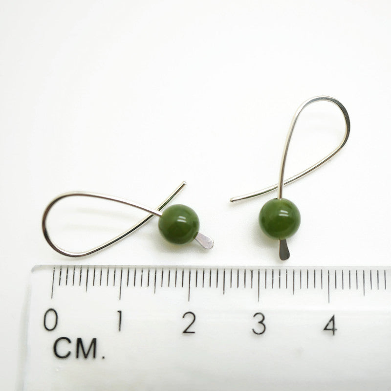 Kleine zilveren confetti oorbellen met groene Nefriet Jade