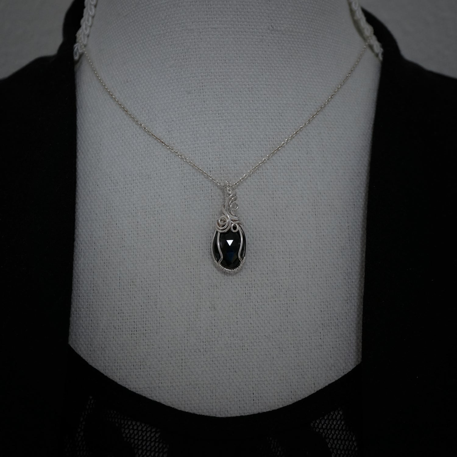 Sterling zilveren wire wrap hanger met zwarte Spinel