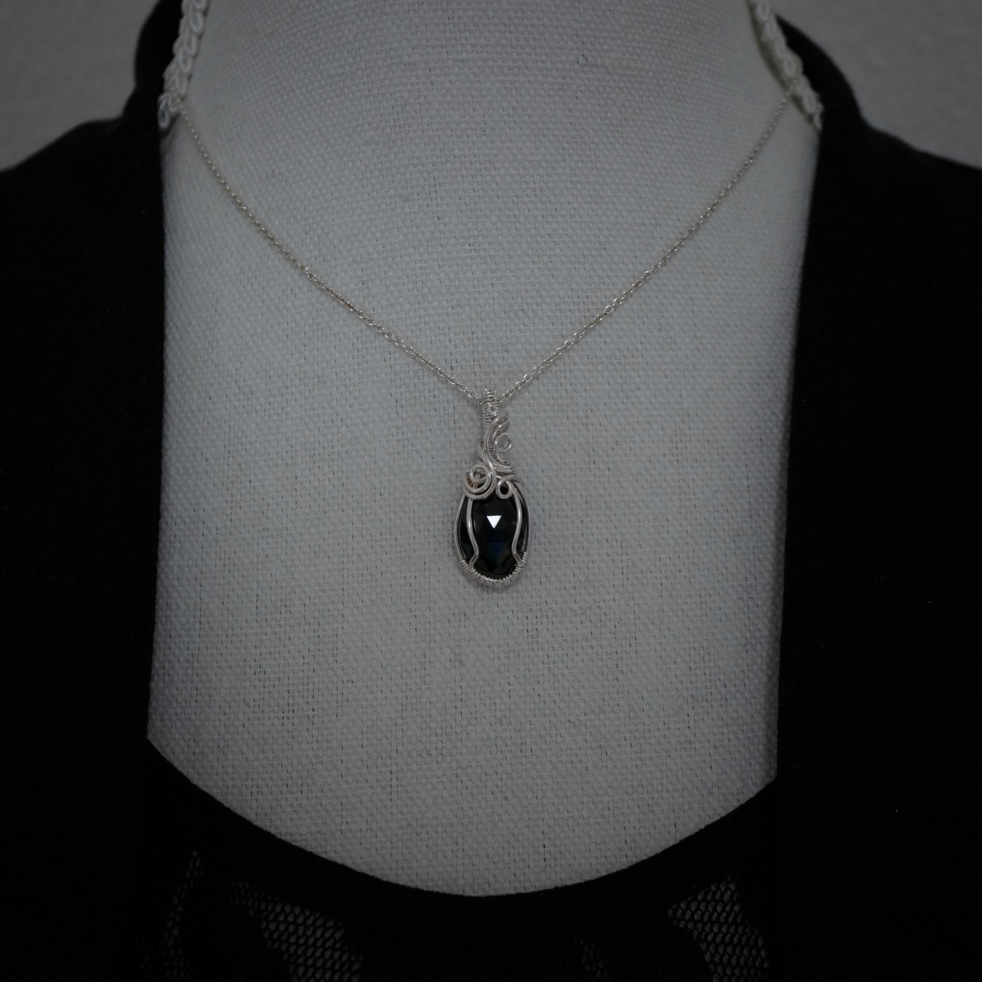 Sterling zilveren wire wrap hanger met zwarte Spinel