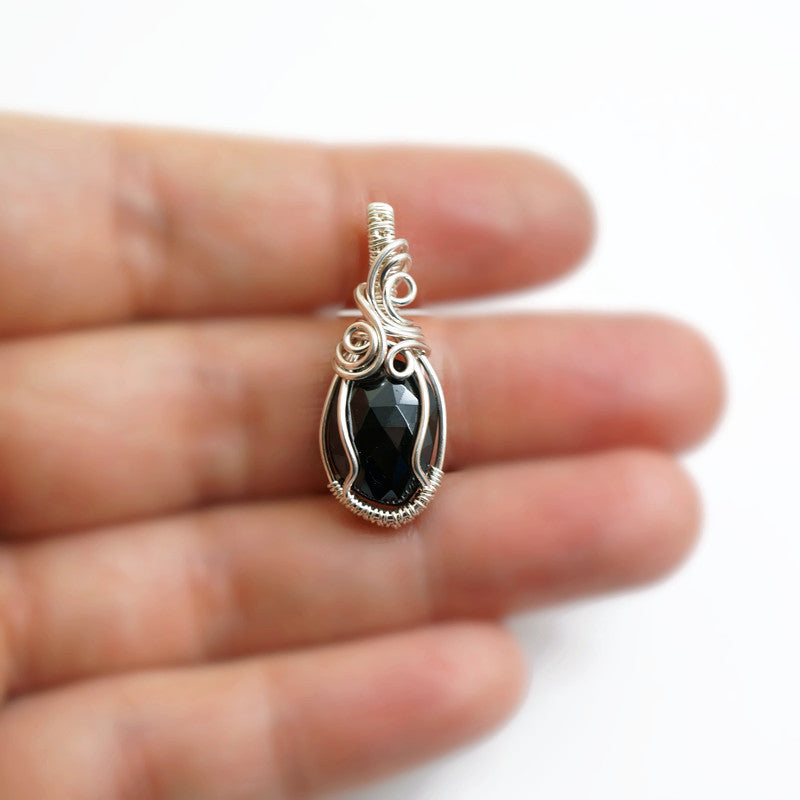 Sterling zilveren wire wrap hanger met zwarte Spinel