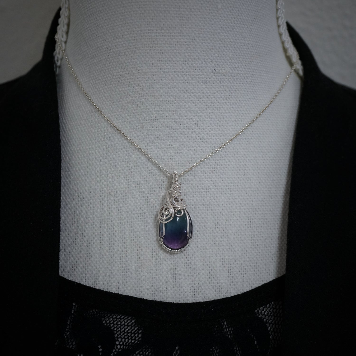Sterling Zilveren Wire Wrap Hanger met Ovale Fluoriet Cabochon