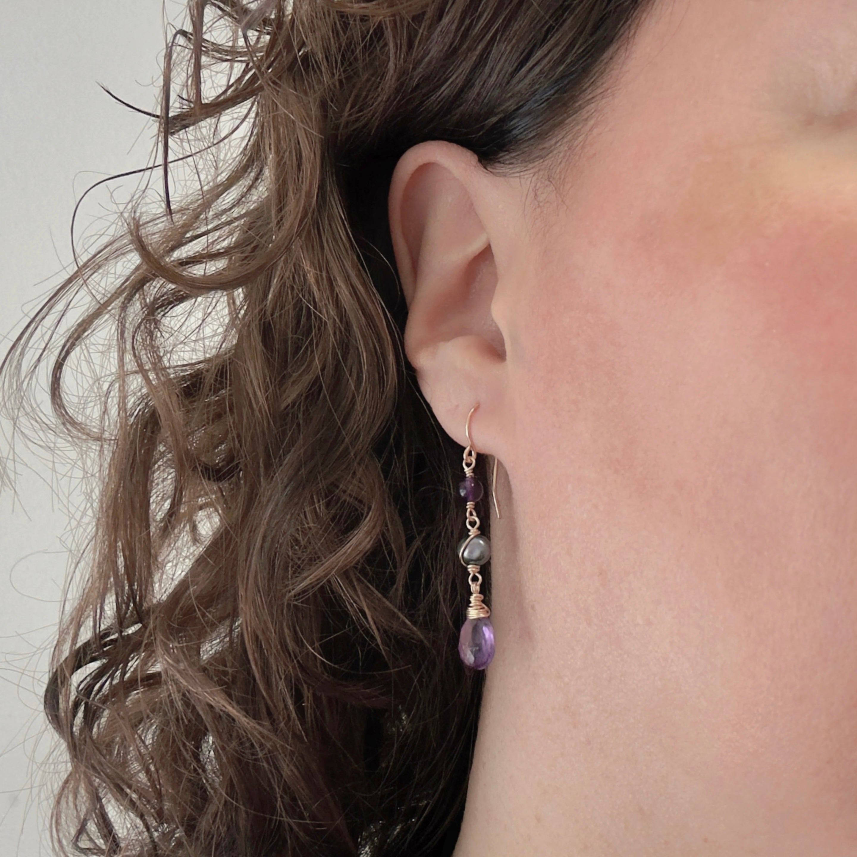 14k Gold Filled Oorbellen met Amethist & Zoetwaterparel – Handgemaakt
