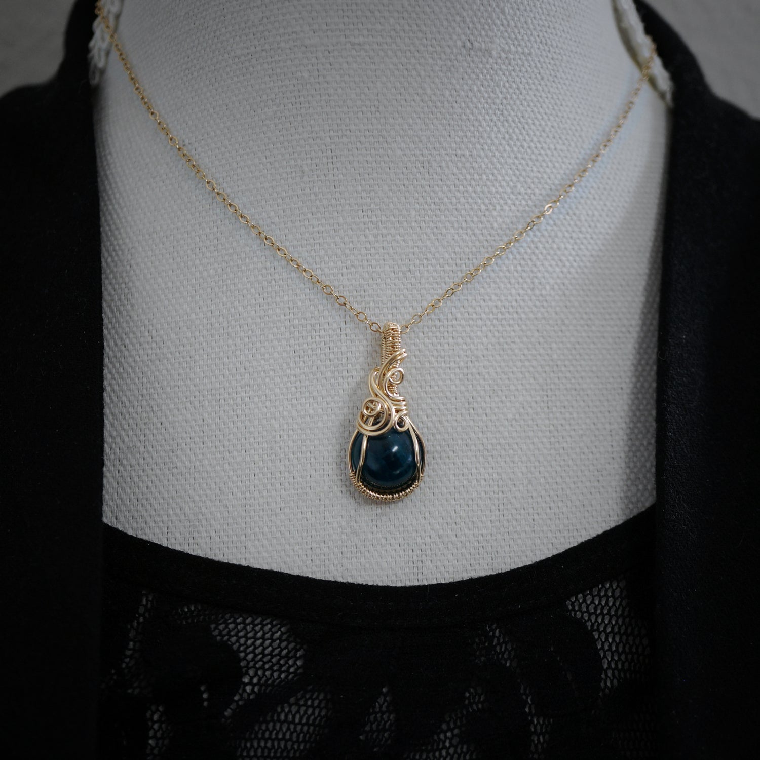 14k gold fill wire wrap hanger met Apatiet