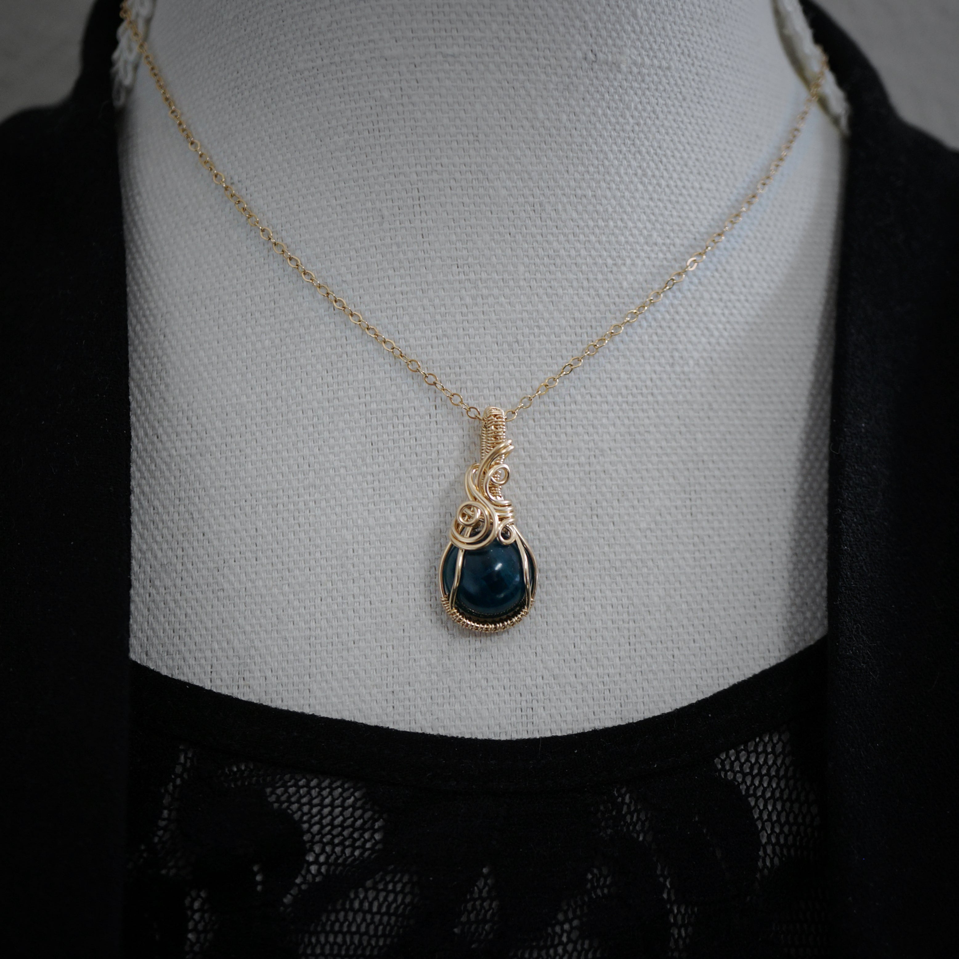 14k gold fill wire wrap hanger met Apatiet