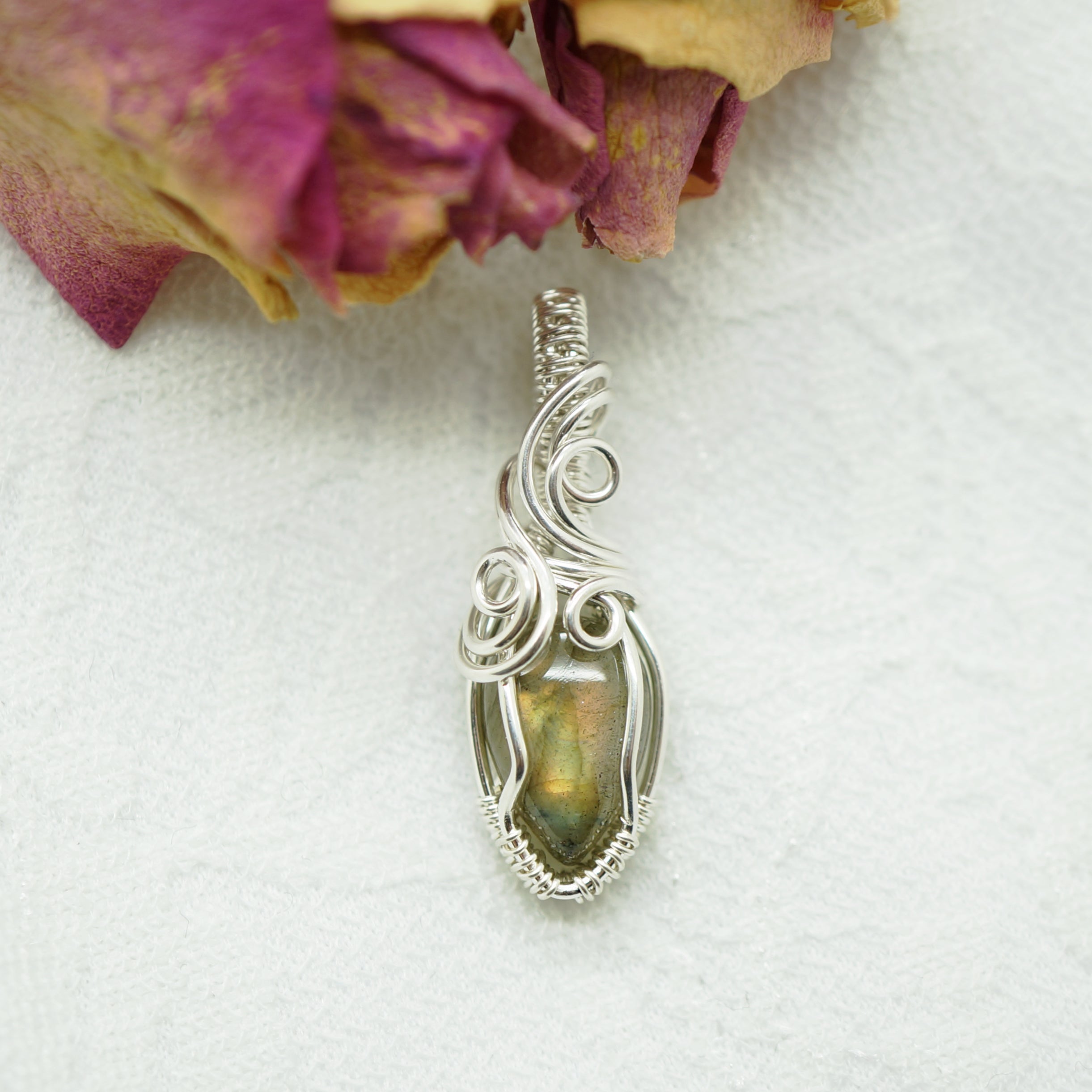 Sterling zilveren wire wrap hanger met labradoriet