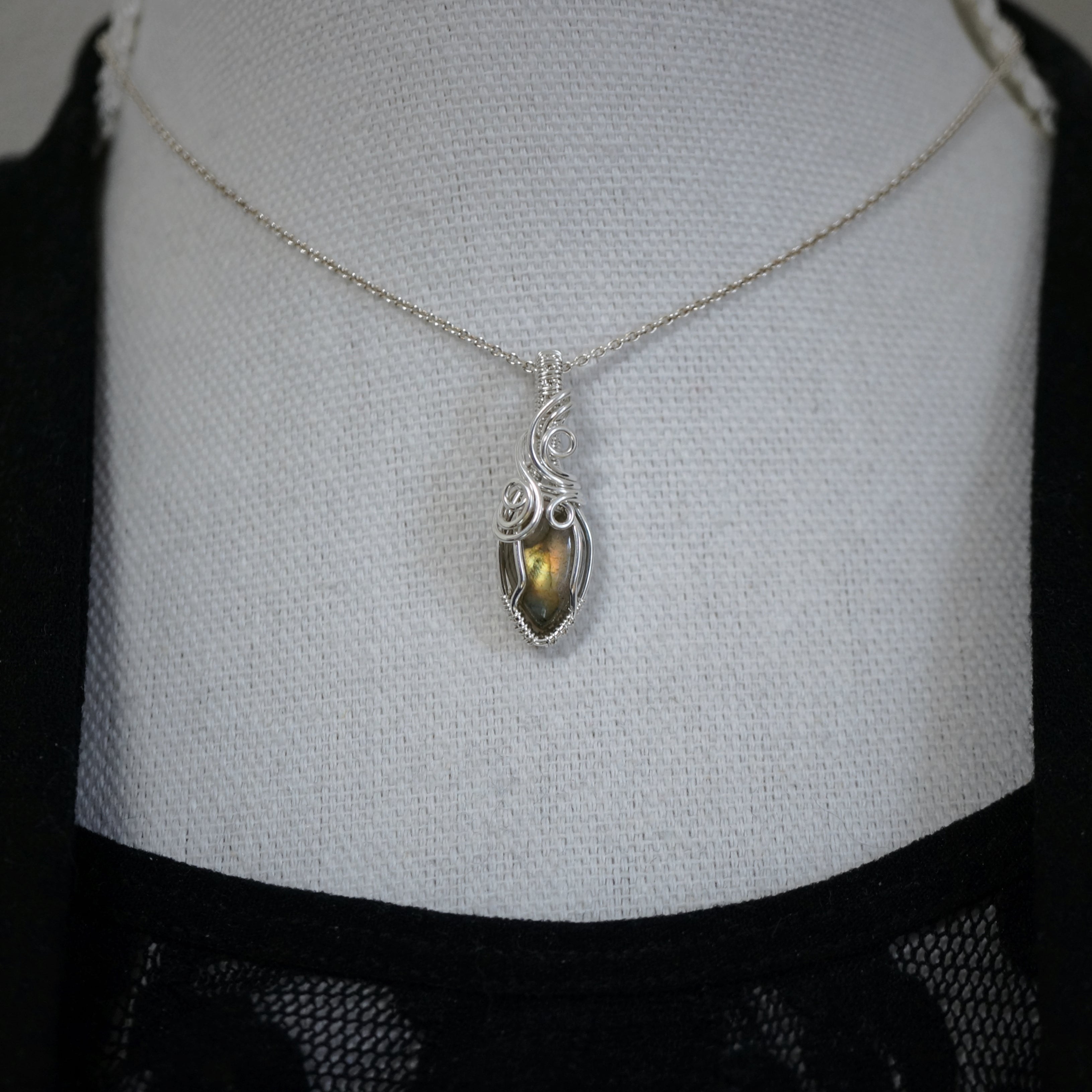 Sterling zilveren wire wrap hanger met labradoriet
