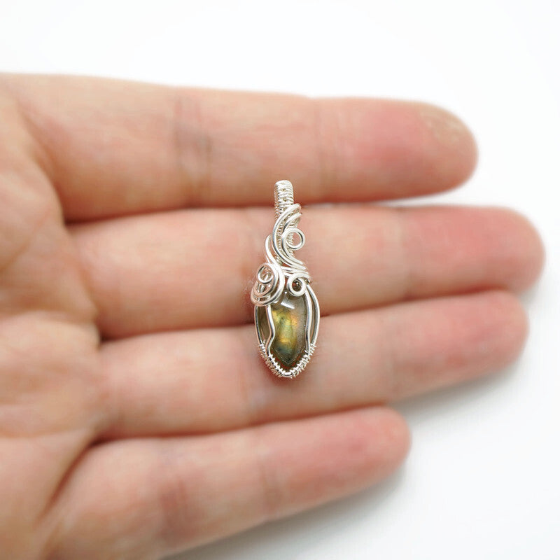 Sterling zilveren wire wrap hanger met labradoriet