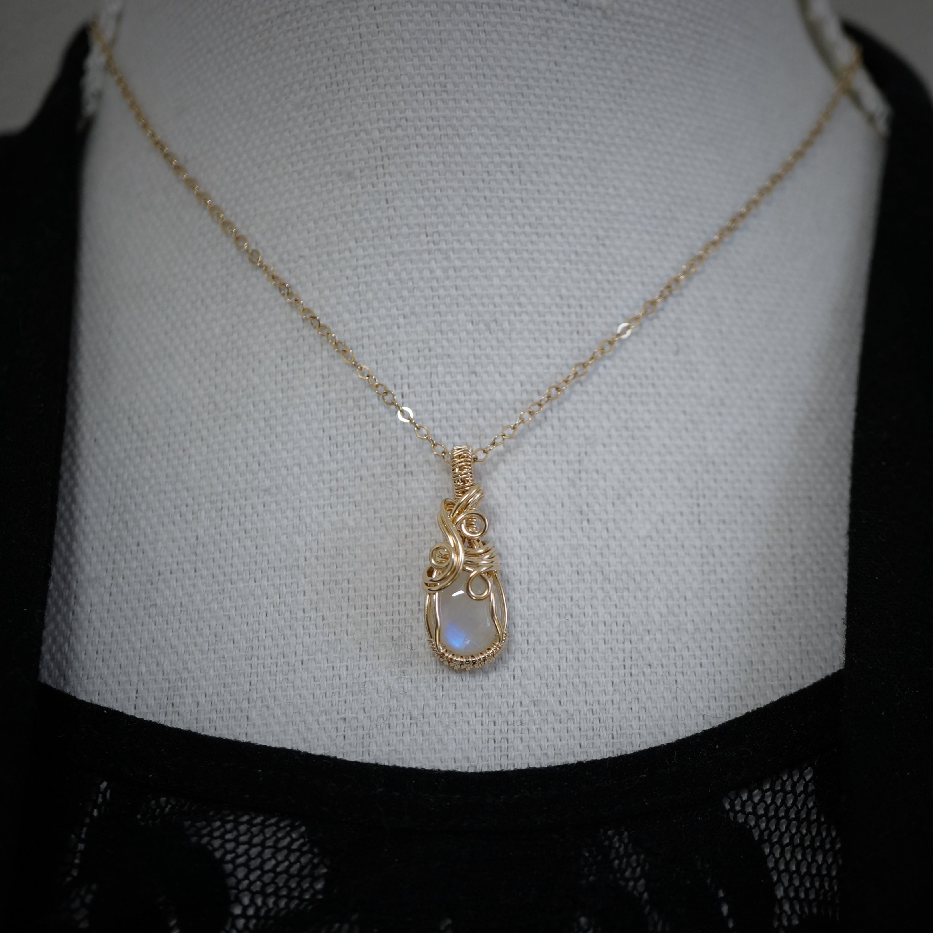 14k gold filled wire wrap hanger met regenboog maansteen