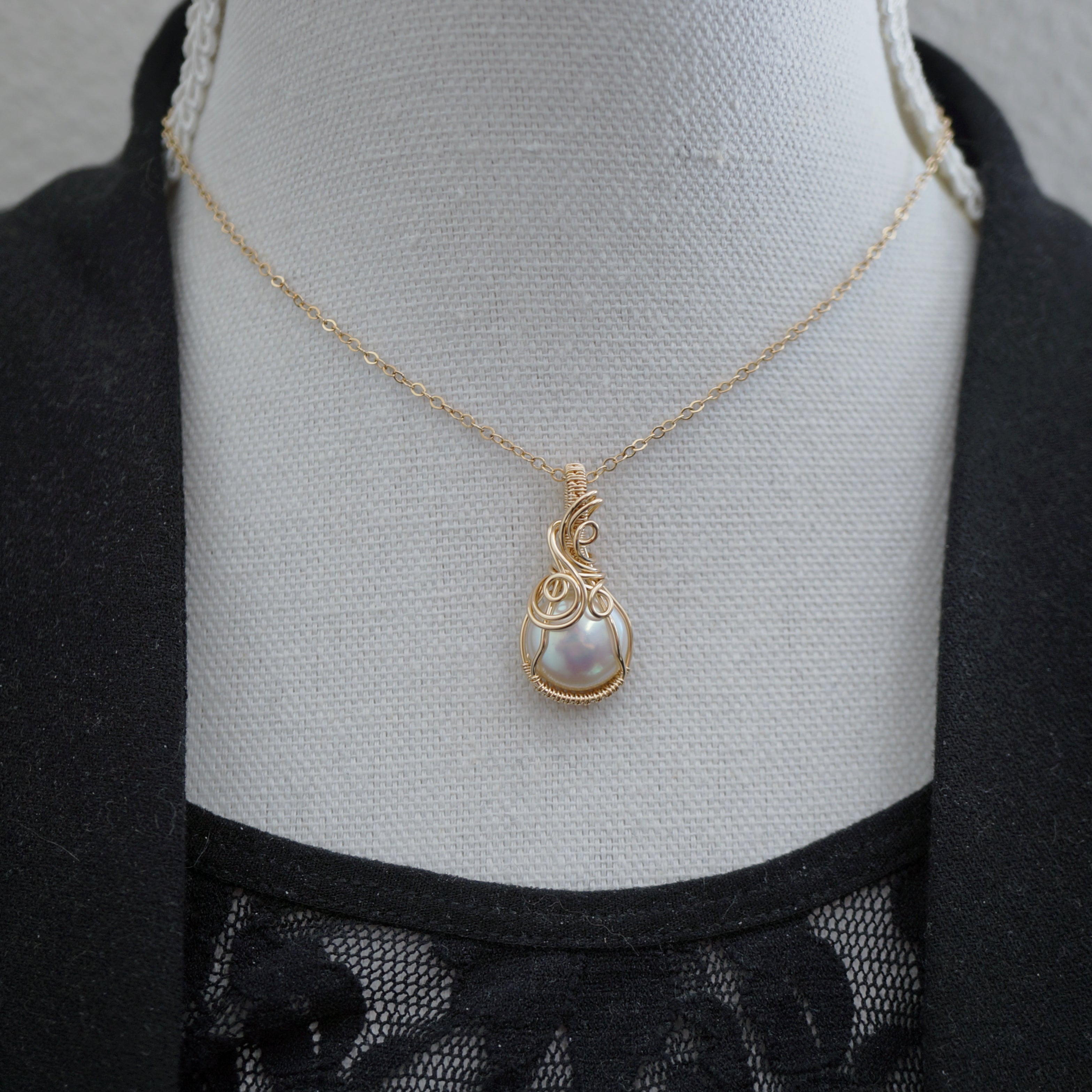 Gouden hanger met parel - 14k gold filled wire wrap hanger met zoetwaterparel