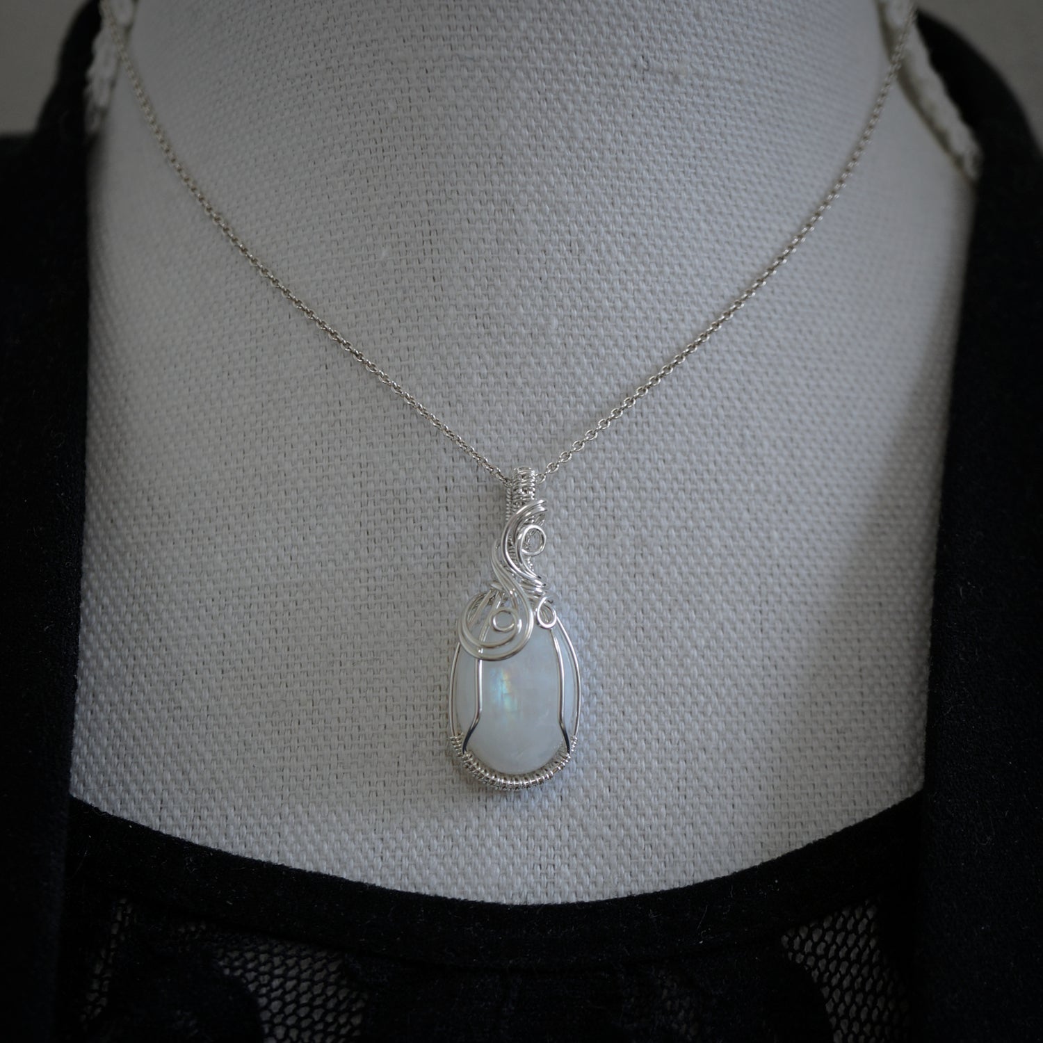 Sterling zilveren wire wrap hanger met regenboog maansteen