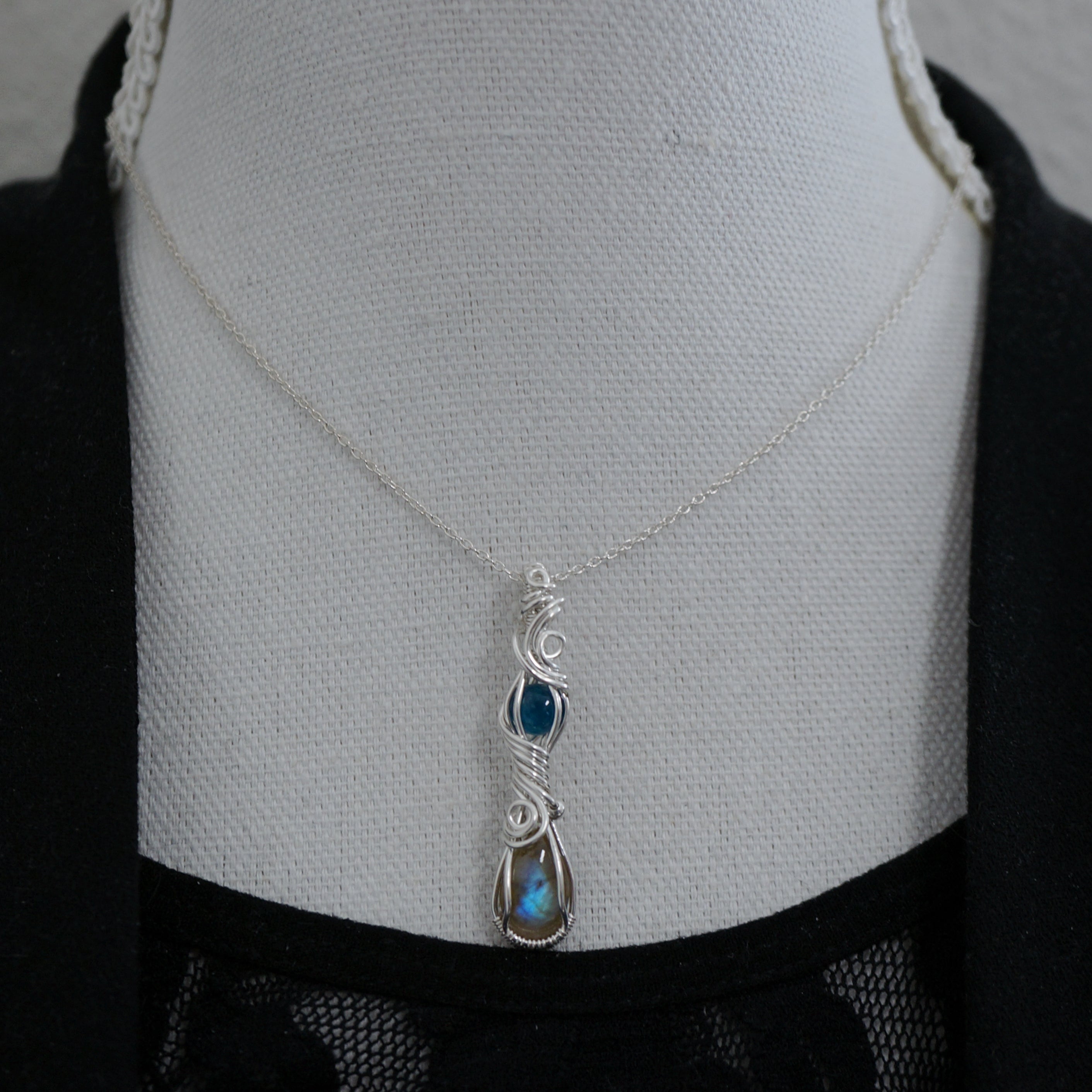 Sterling zilveren wire wrap hanger met labradoriet en apatiet