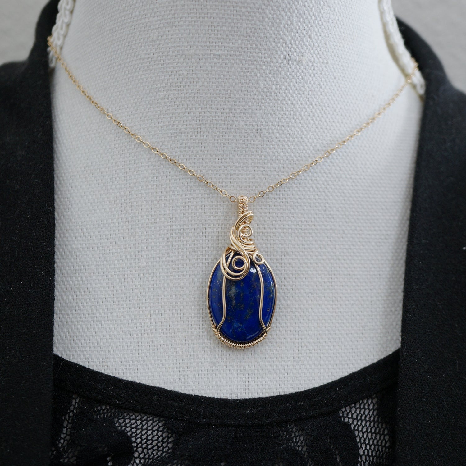 14k gold filled wire wrap hanger met Lapis Lazuli