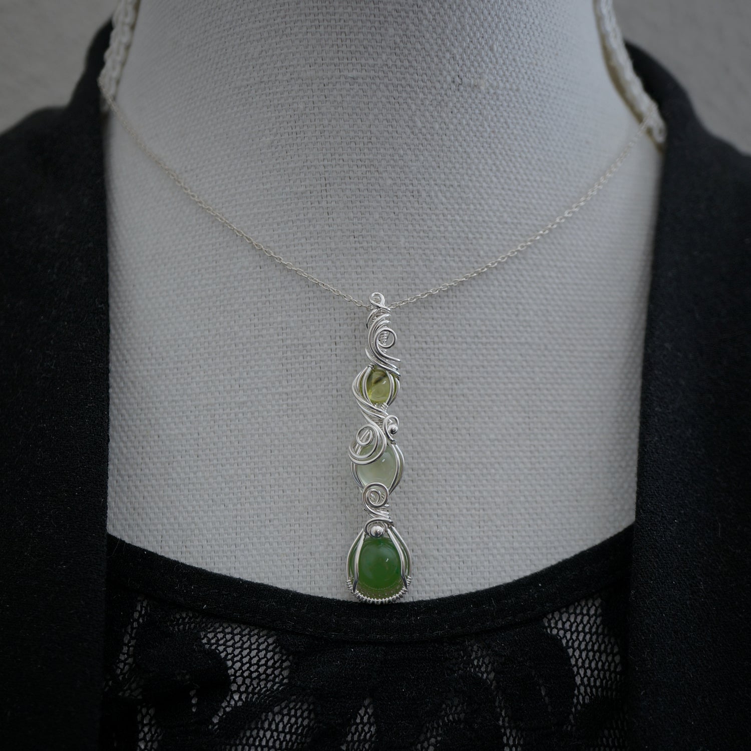 Zilveren hanger met jade, prehniet en peridoot