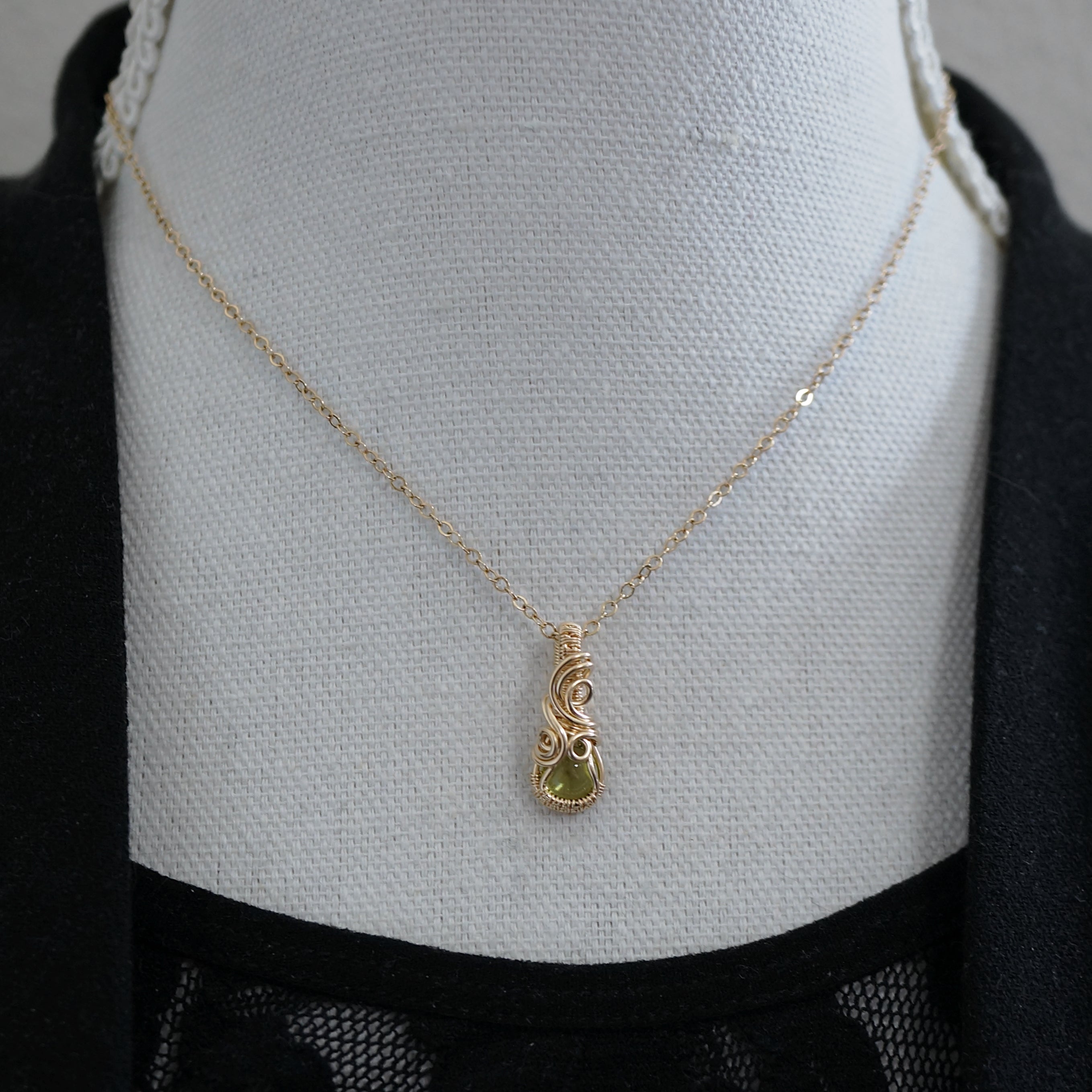 GERESERVEERD, 14k Gold Filled Hanger met Groene Peridoot – Handgemaakt en Uniek