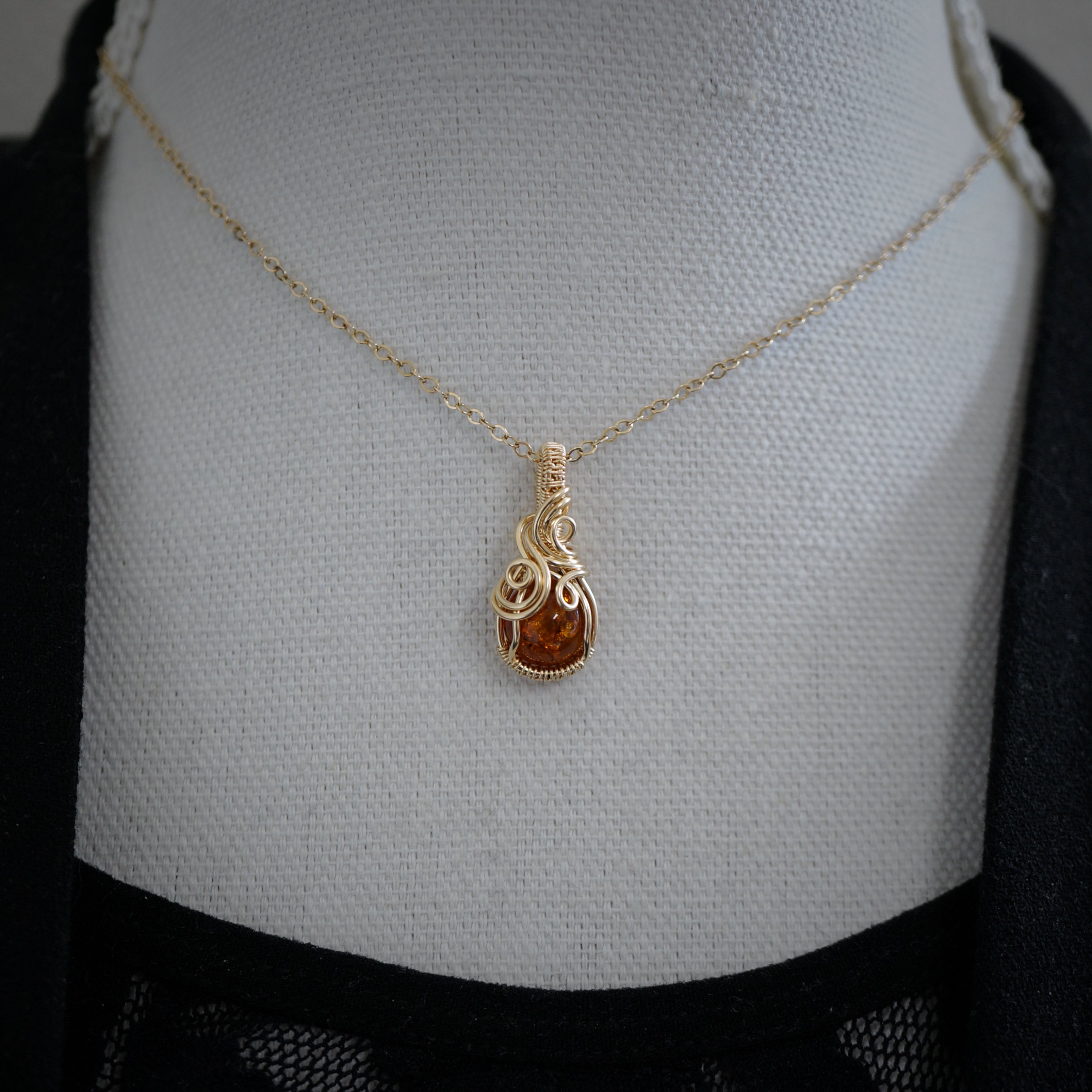 Ketting - Wire wrap hanger - 14K gold filled - Met barnsteen