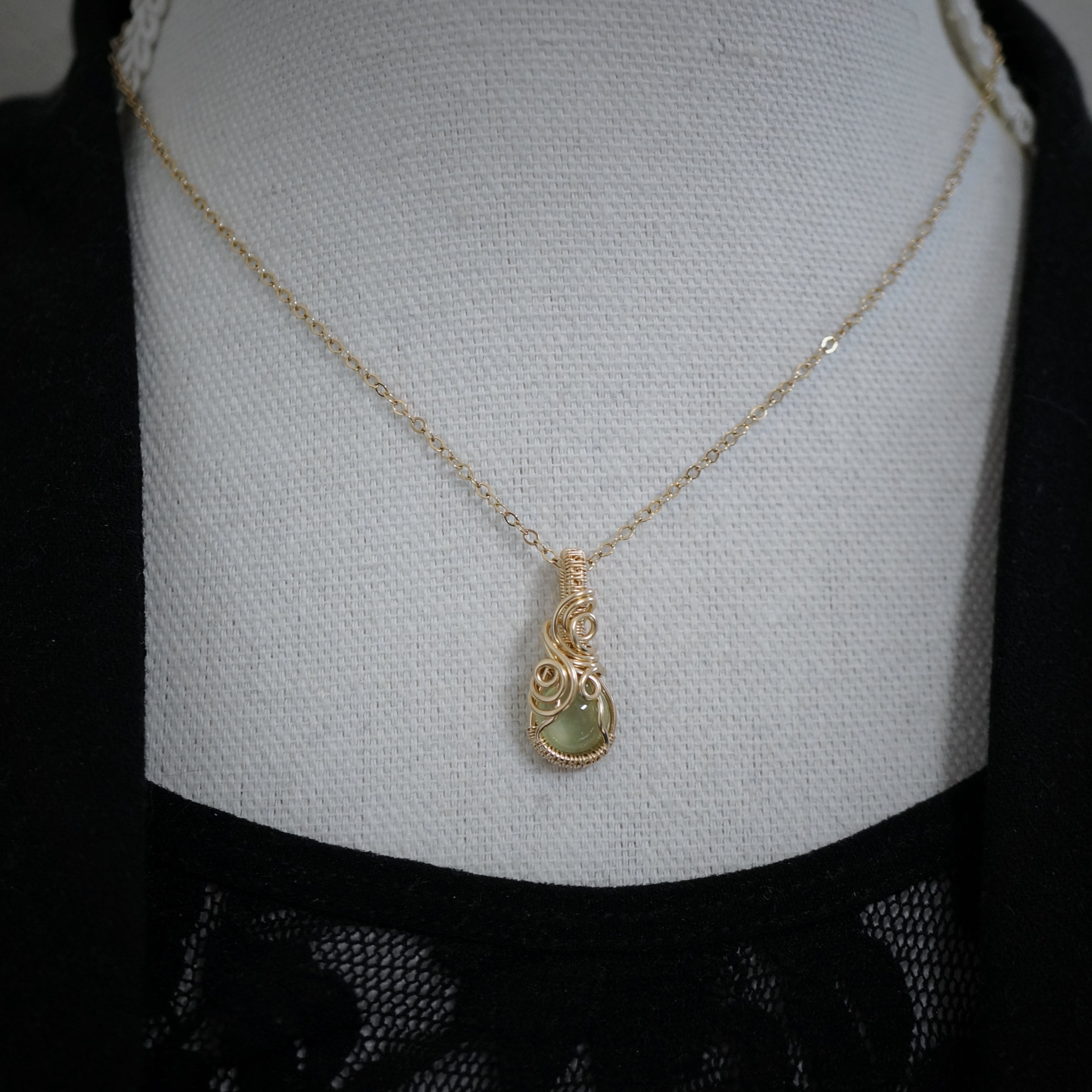 14k gold filled wire wrap hanger met Prehniet