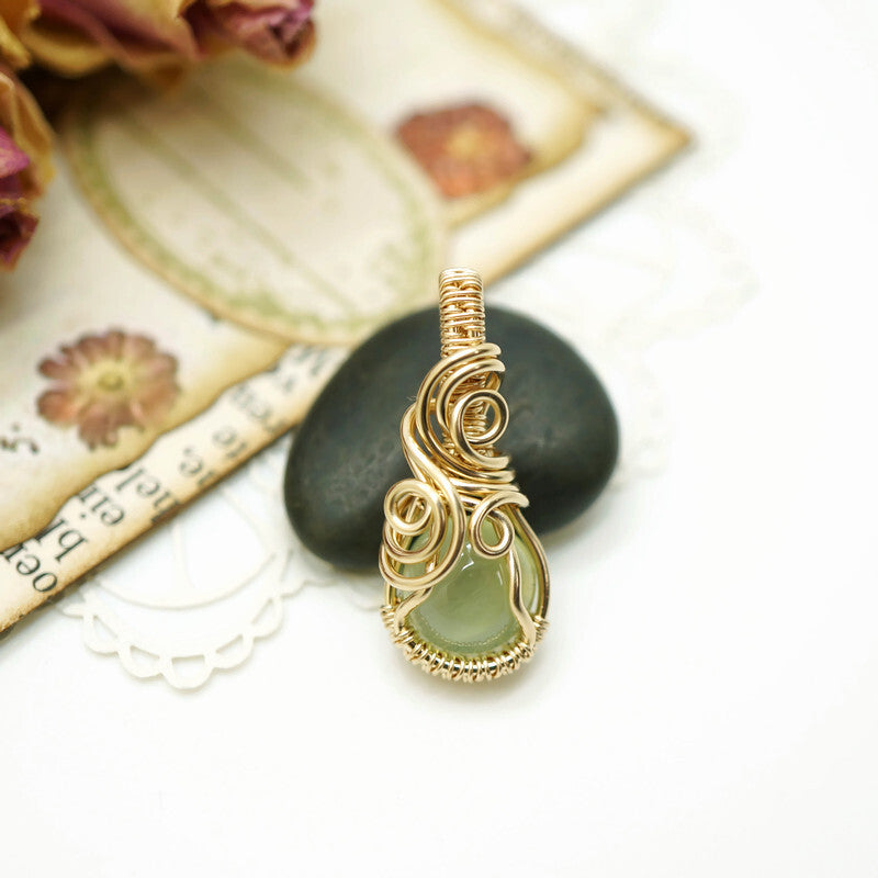 14k gold filled wire wrap hanger met Prehniet
