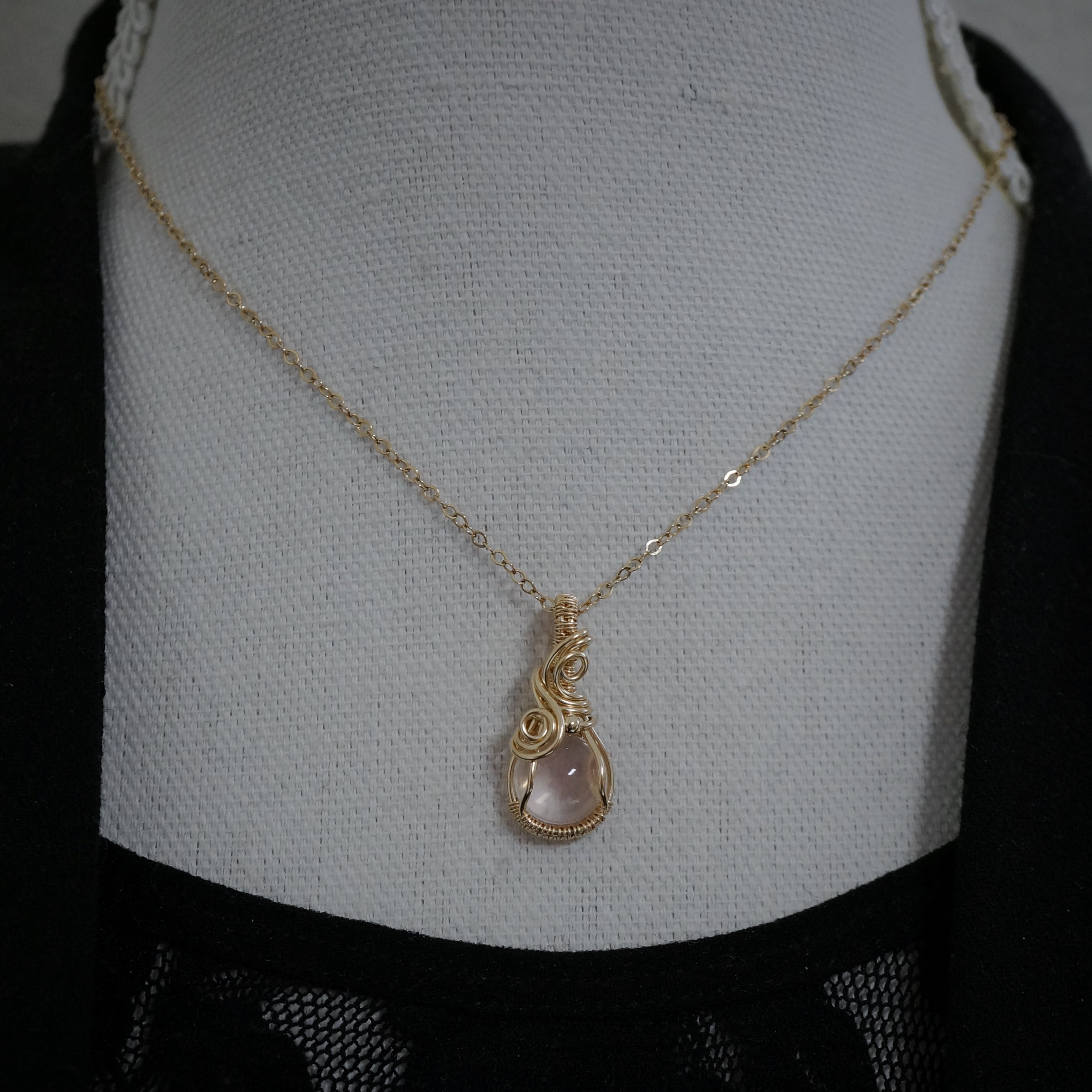 Handgemaakte 14k Gold Filled Wire Wrap Hanger met Zachtroze Rozenkwarts