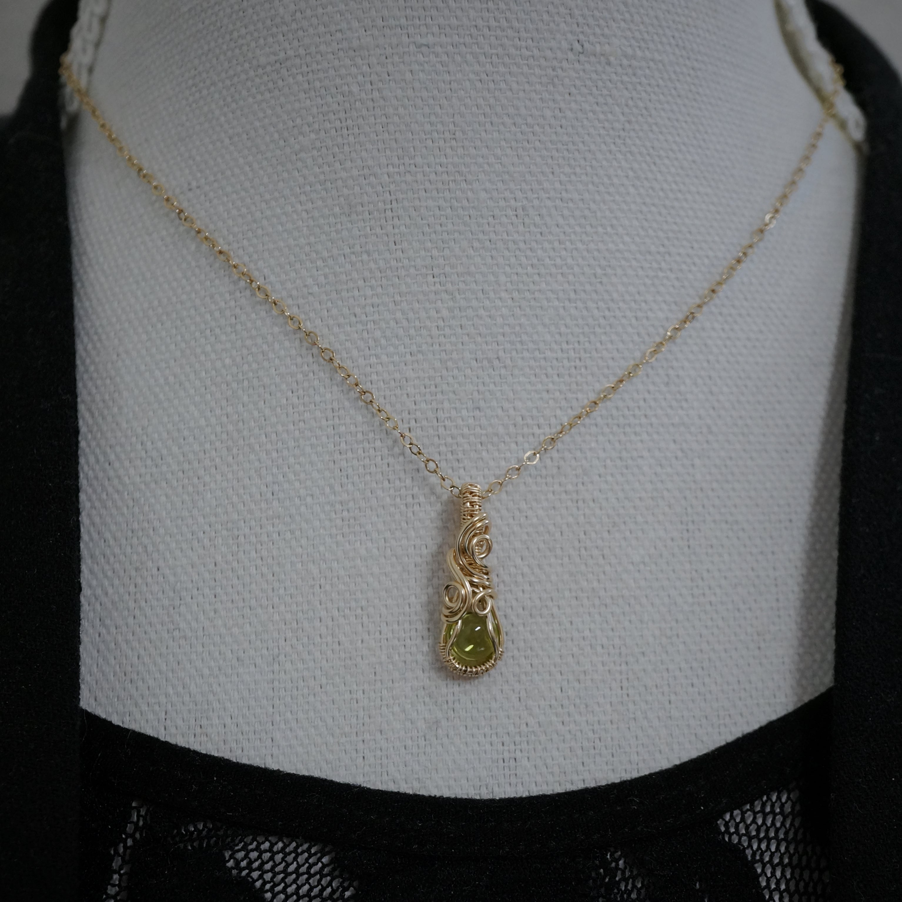 14k Gold Filled Hanger met Groene Peridoot – Handgemaakt en Uniek