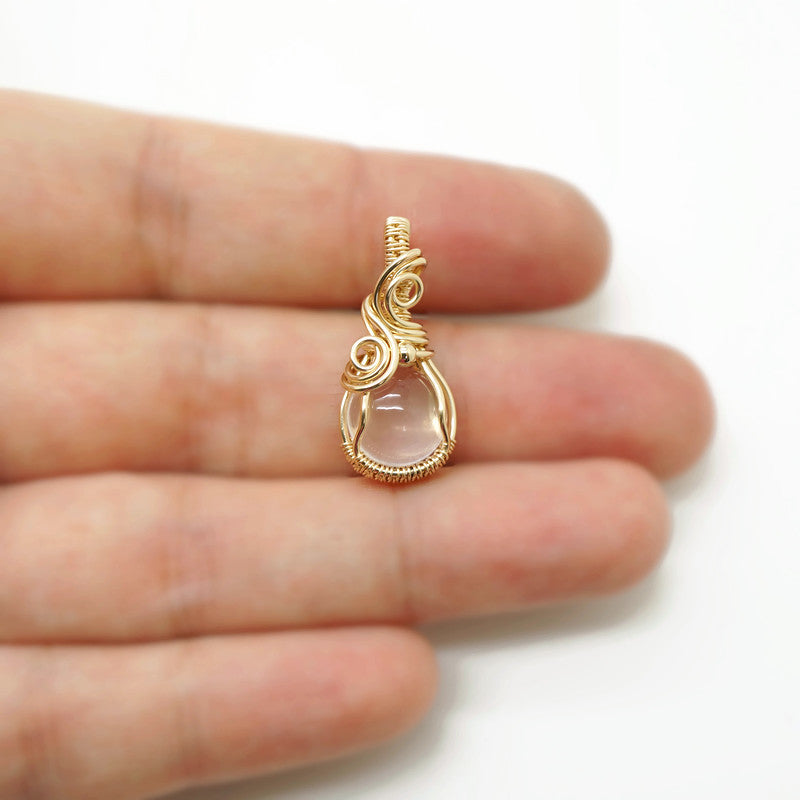 Handgemaakte 14k Gold Filled Wire Wrap Hanger met Zachtroze Rozenkwarts