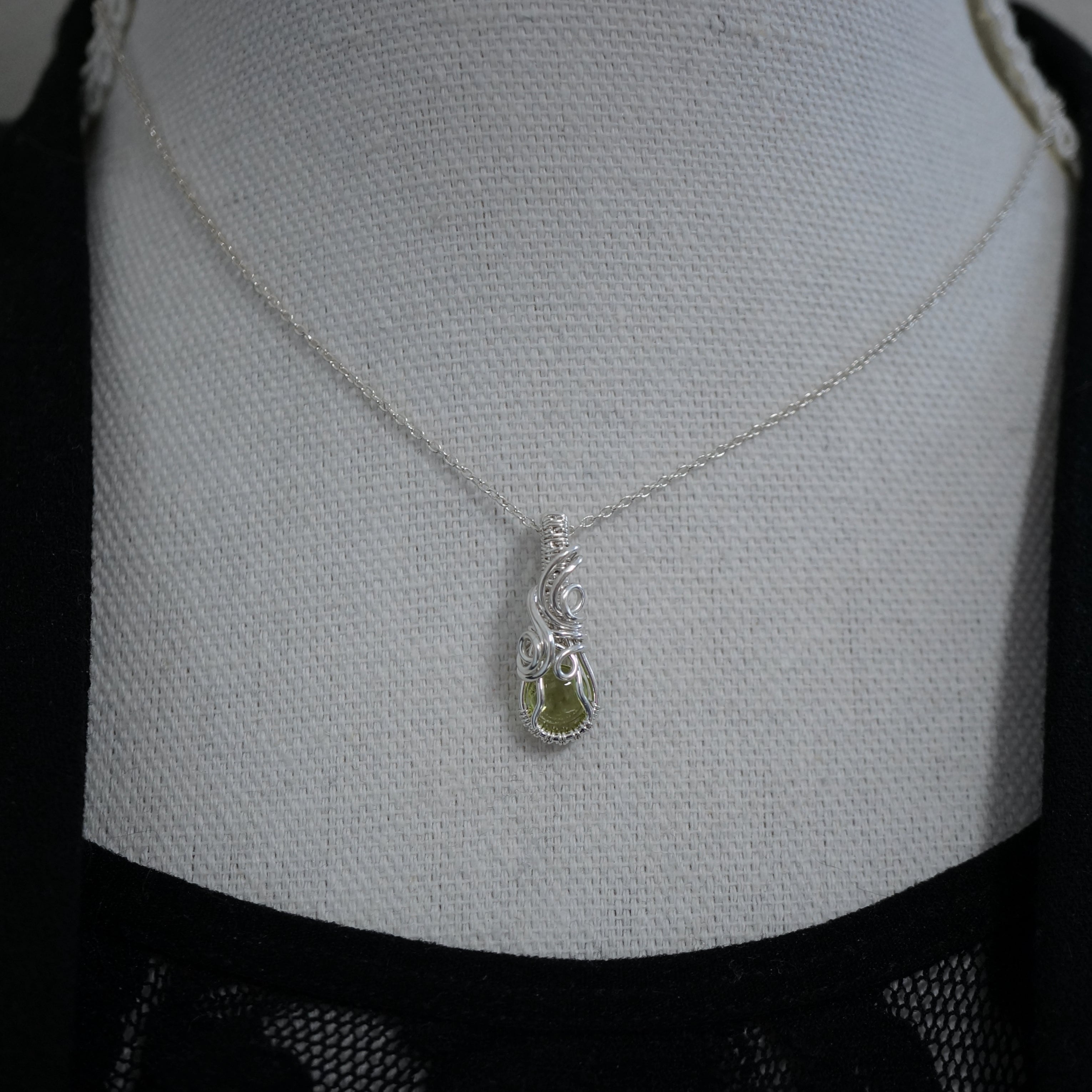 Kleine Sterling Zilveren Wire Wrap Hanger met Groene Peridoot