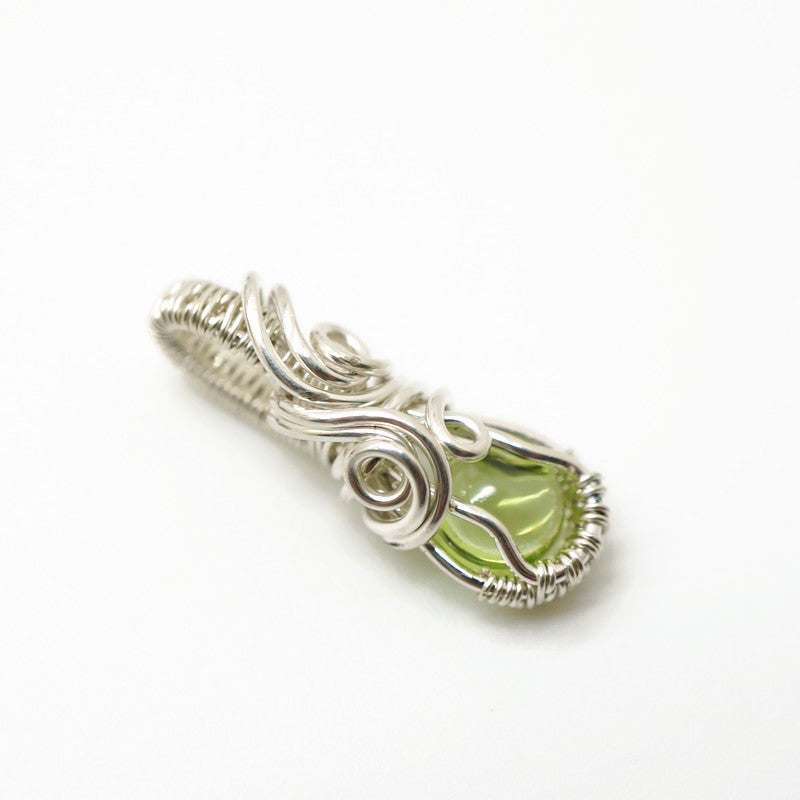 Kleine Sterling Zilveren Wire Wrap Hanger met Groene Peridoot