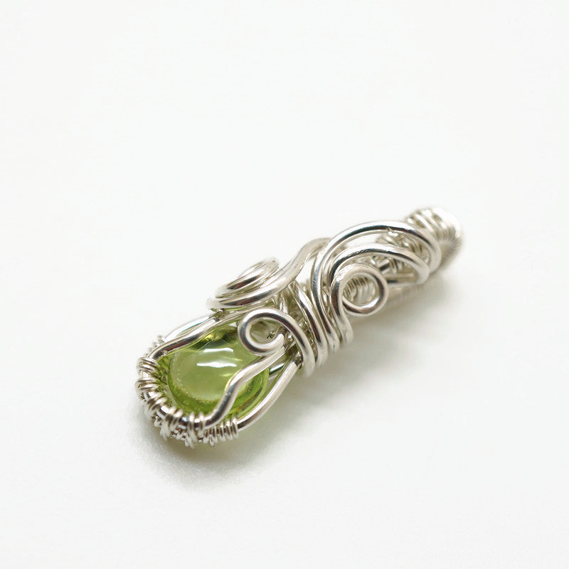 Kleine Sterling Zilveren Wire Wrap Hanger met Groene Peridoot