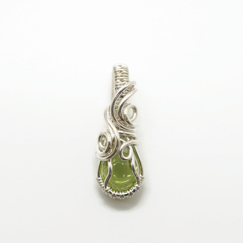 Kleine Sterling Zilveren Wire Wrap Hanger met Groene Peridoot