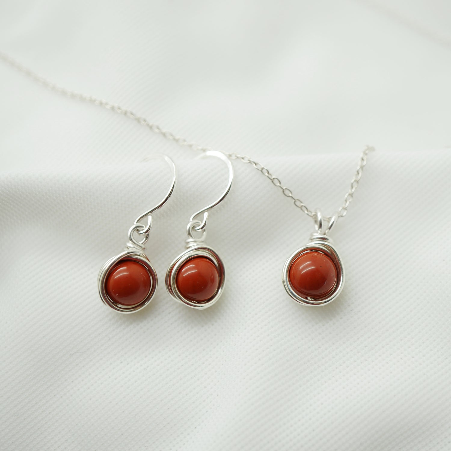 Sieraden set rode jaspis – Zilveren oorbellen en collier