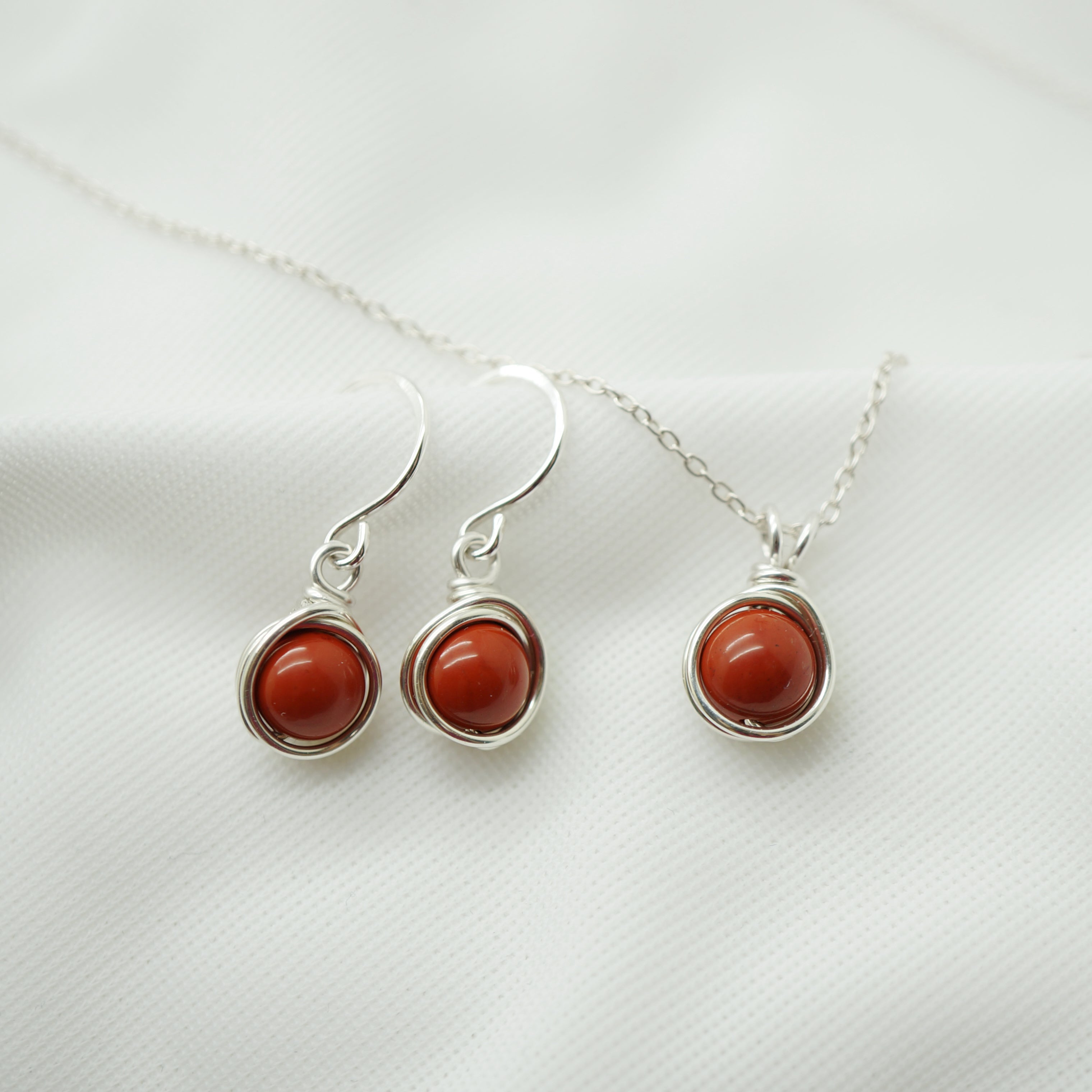Sieraden set rode jaspis – Zilveren oorbellen en collier