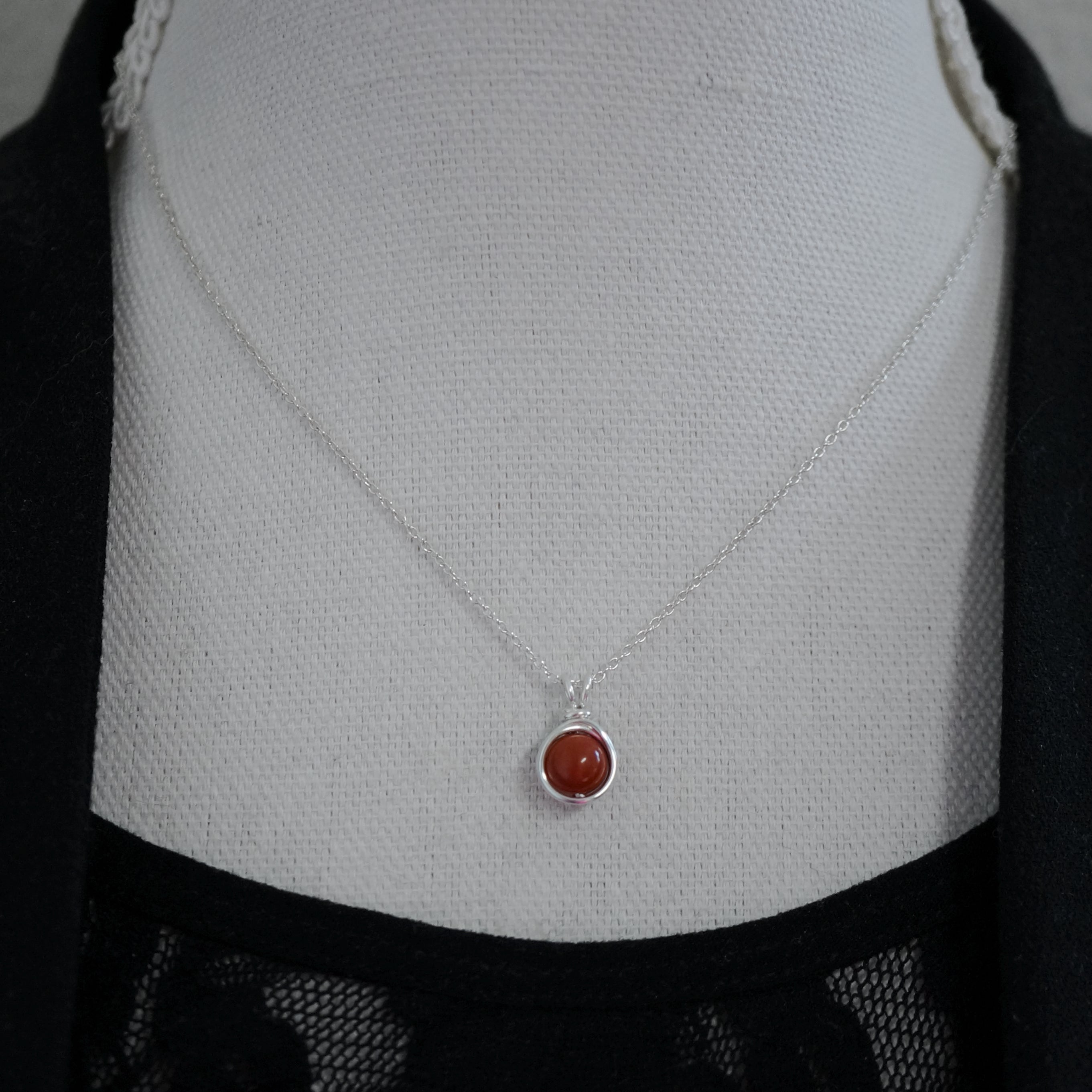 Sieraden set rode jaspis – Zilveren oorbellen en collier