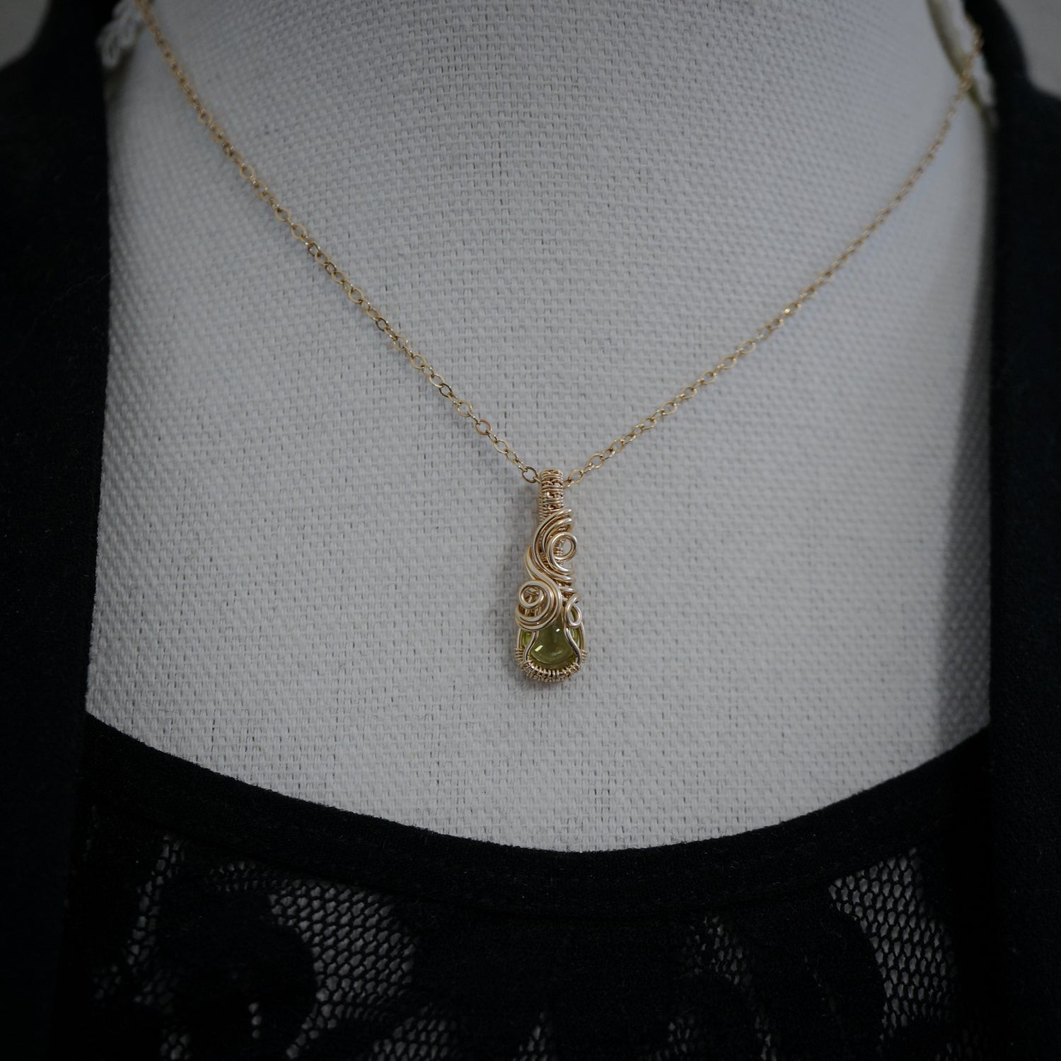 14k Gold Filled Hanger met Groene Peridoot – Handgemaakt en Uniek