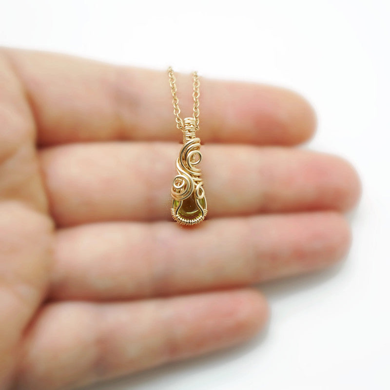 14k Gold Filled Hanger met Groene Peridoot – Handgemaakt en Uniek