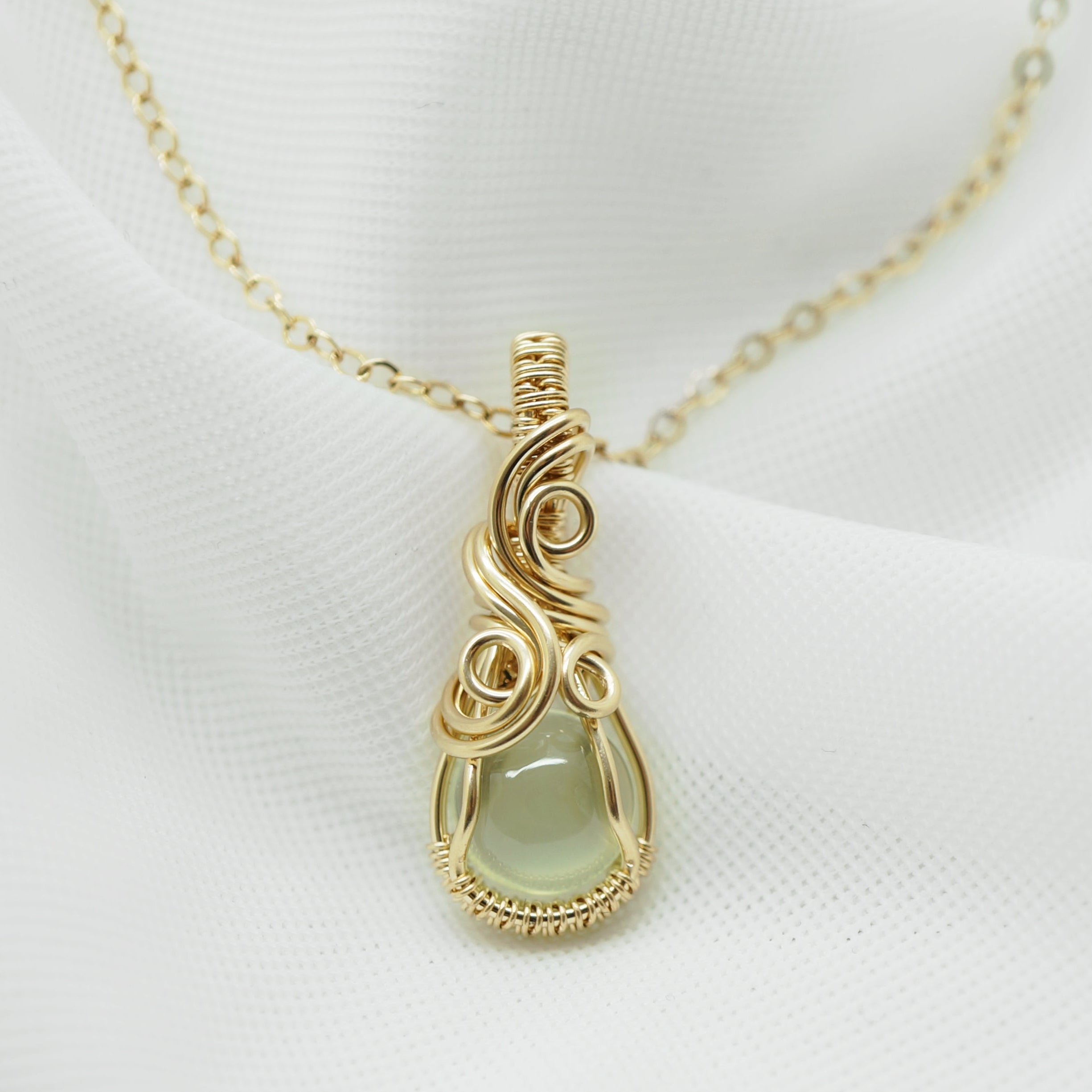 14k gold filled wire wrap hanger met Prehniet