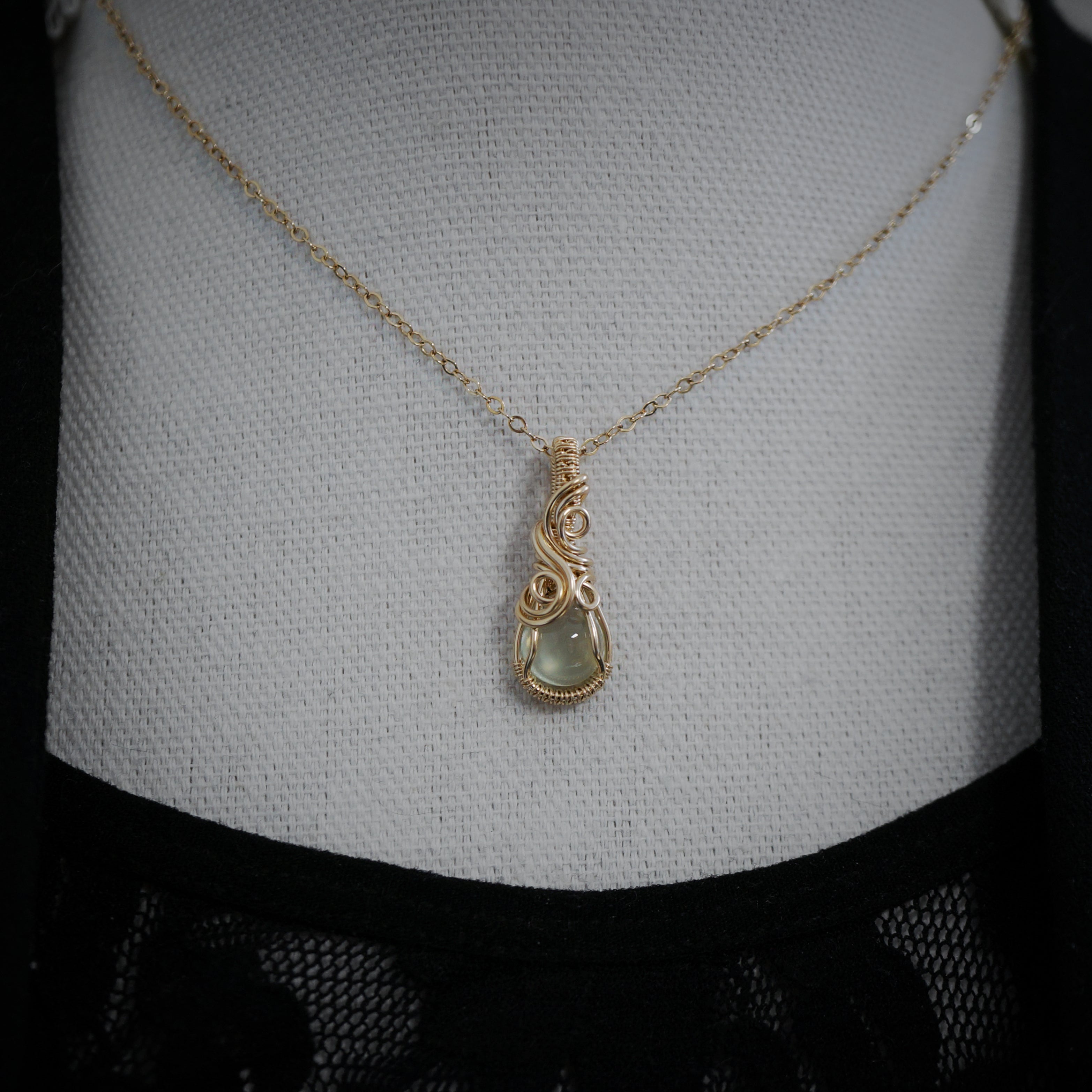 14k gold filled wire wrap hanger met Prehniet