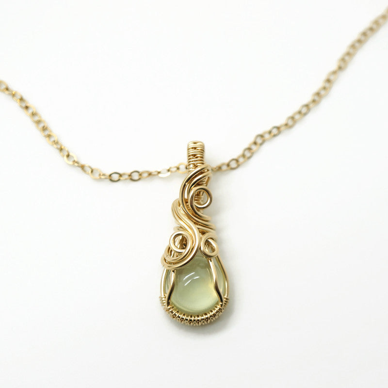 14k gold filled wire wrap hanger met Prehniet